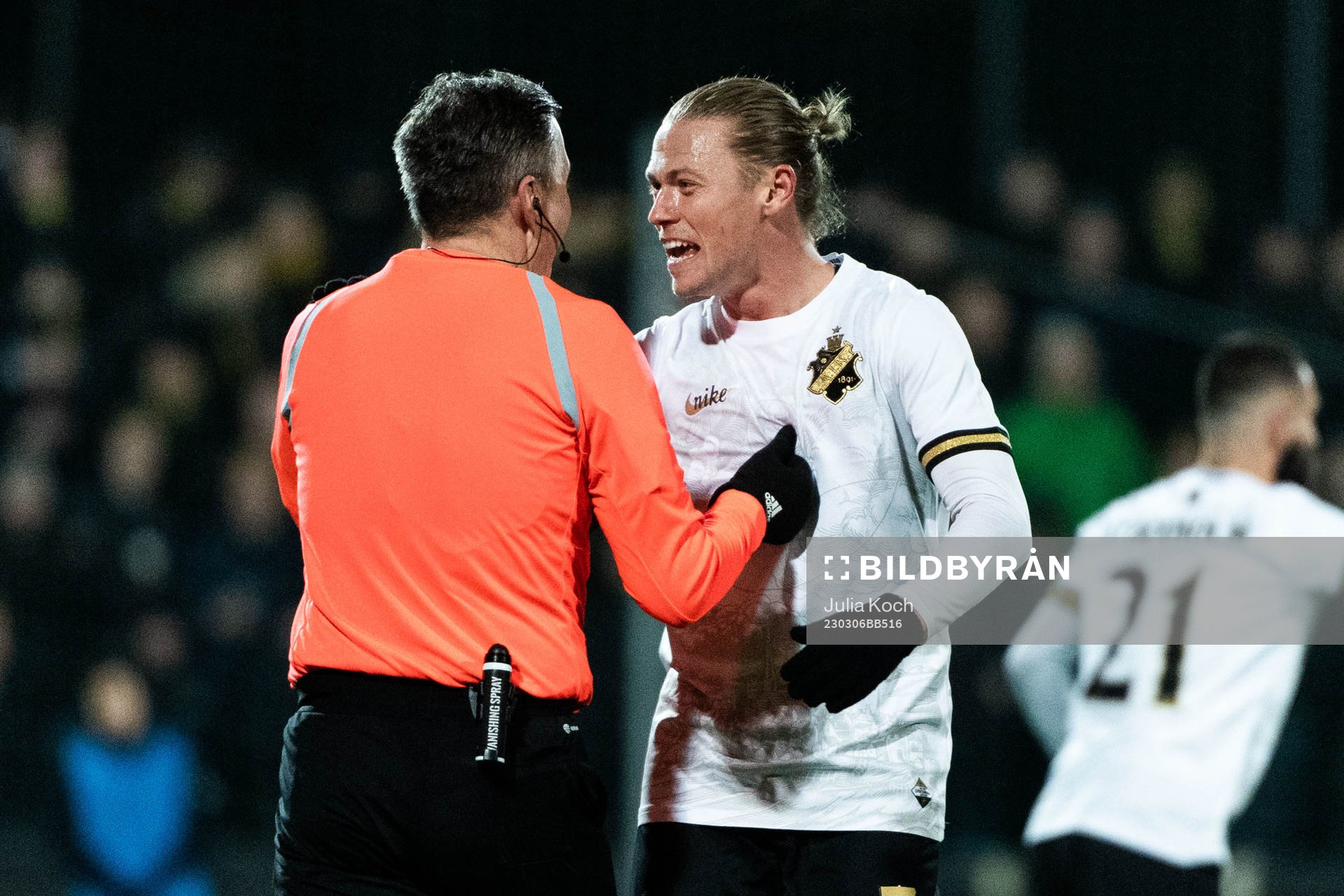 AIKs Viktor Fischer i diskussion med domare Bojan Pandzic