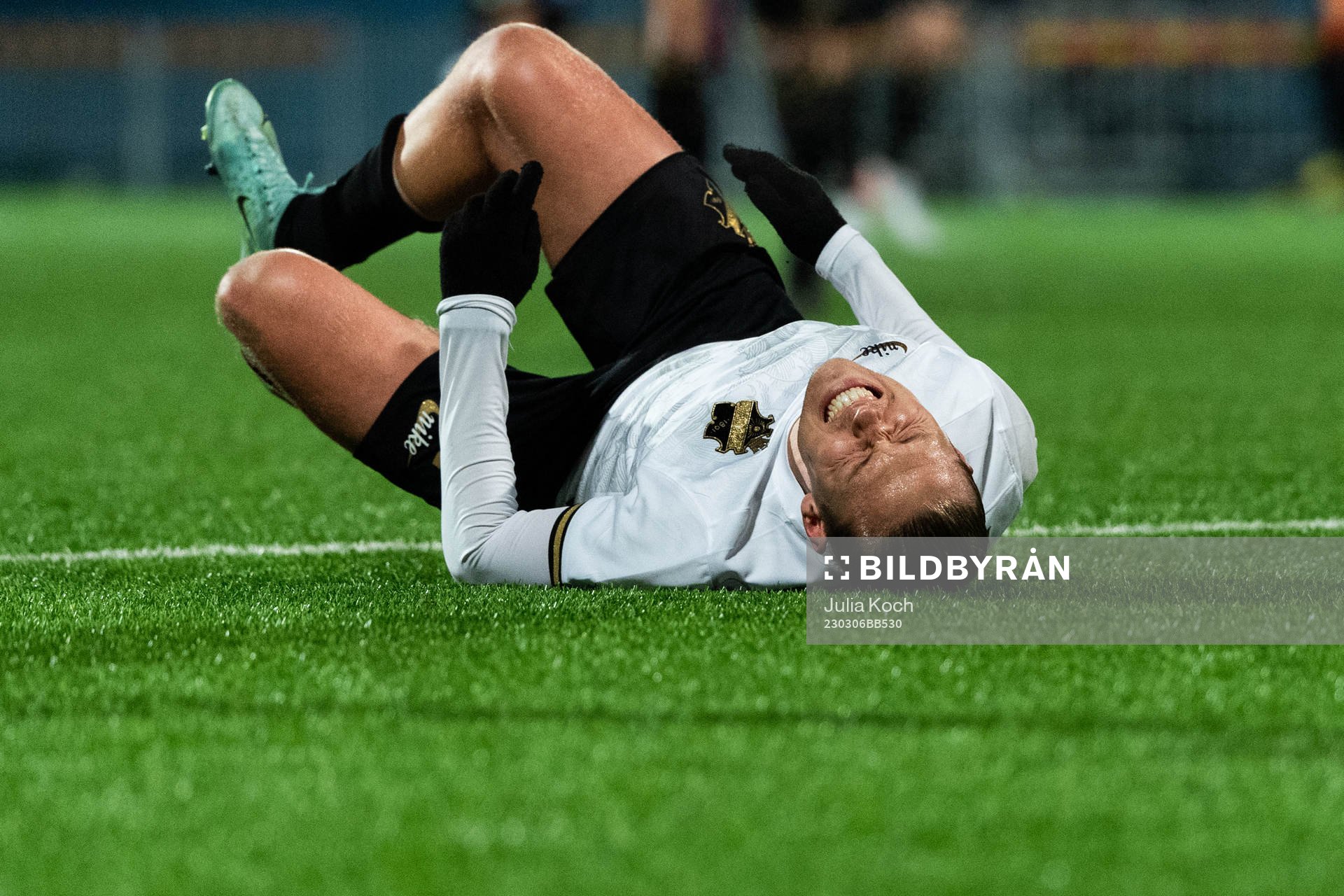 AIKs Viktor Fischer har ont under fotbollsmatchen i Svenska Cupen mellan AIK och Varberg den 6 mars 2023 i Stockholm. 