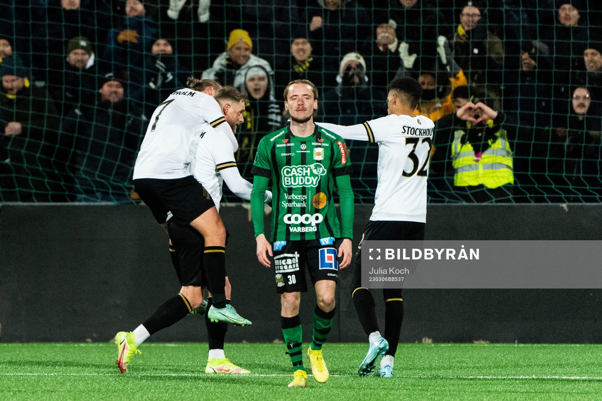 Varbergs Joel Sundström deppar framför AIKs John Guidetti