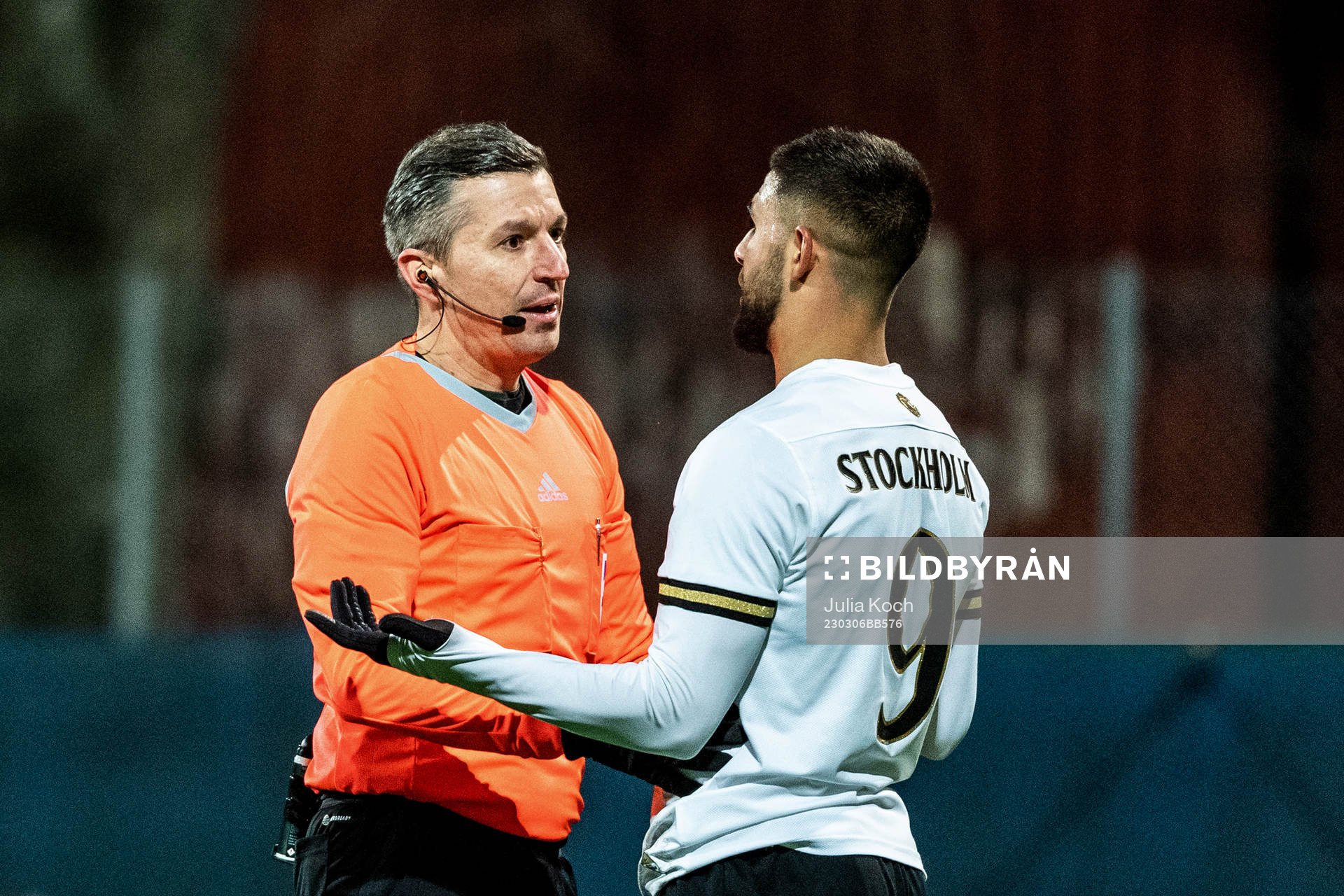 Domare Bojan Pandzic i diskussion med AIKs Omar Faraj