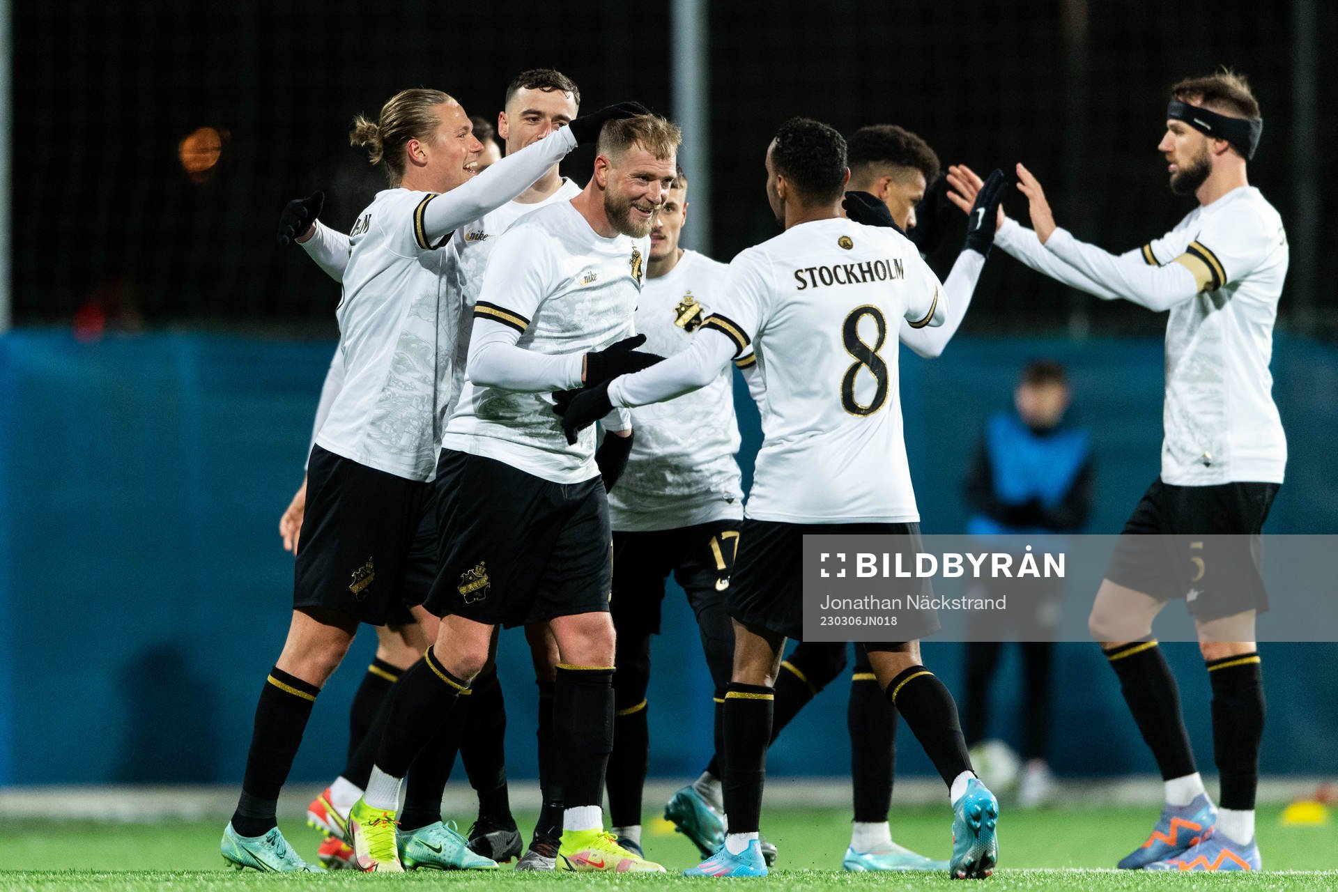 AIKs John Guidetti jublar med lagkamrater efter 3-0 under fotbollsmatchen i Svenska Cupen mellan AIK och Varberg den 6 mars 2023 i Stockholm.