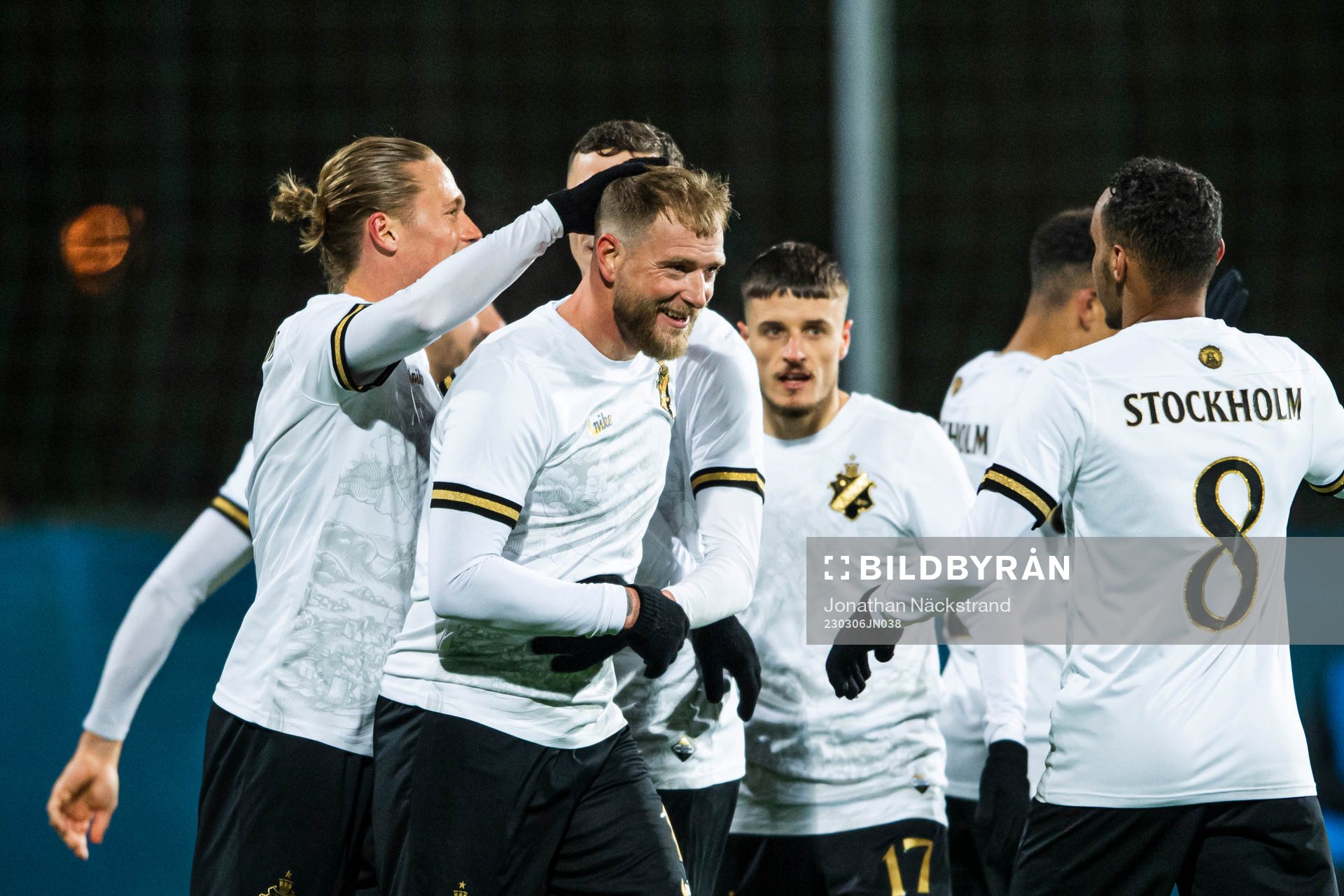 AIKs John Guidetti jublar med lagkamrater efter 3-0 under fotbollsmatchen i Svenska Cupen mellan AIK och Varberg den 6 mars 2023 i Stockholm.