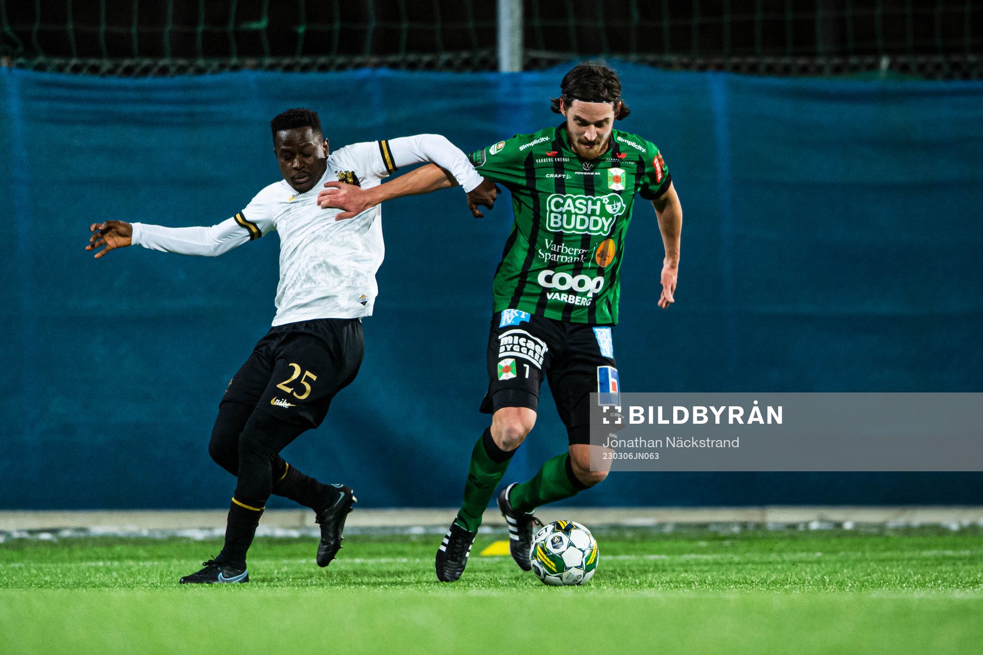 Varbergs Robin Tranberg och AIKs Erick Otieno