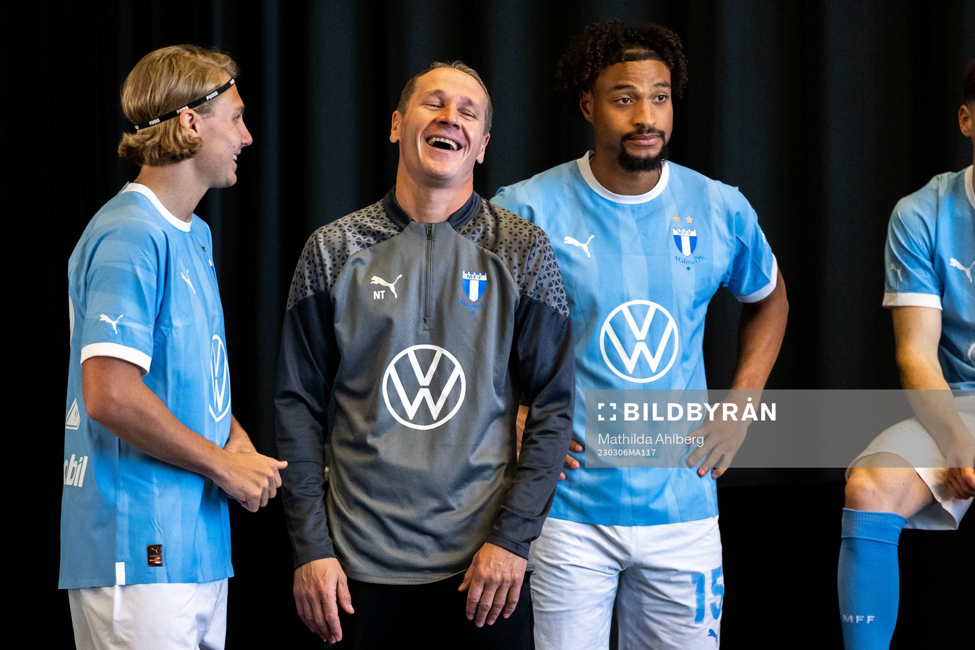 Malmö FFs Sebastian Nanasi, assisterande tränare Nikola Trajkovic och Joseph Ceesay under en lagfotografering den 6 mars 2023 i Malmö. 