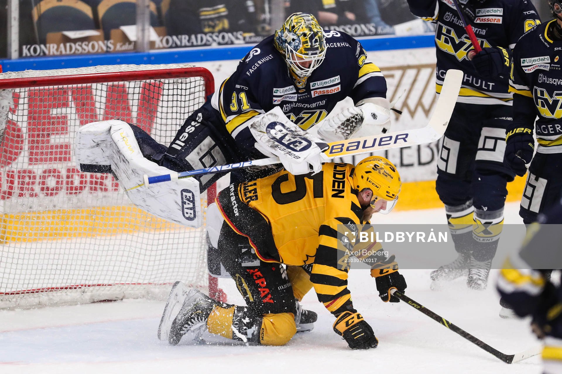 HV71s målvakt Joni Ortio och Skellefteås Oscar Möller