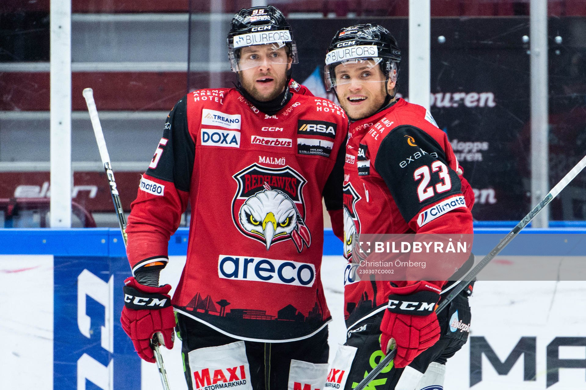 Malmö Redhawks Carl Persson och Christoffer Forsberg jublar