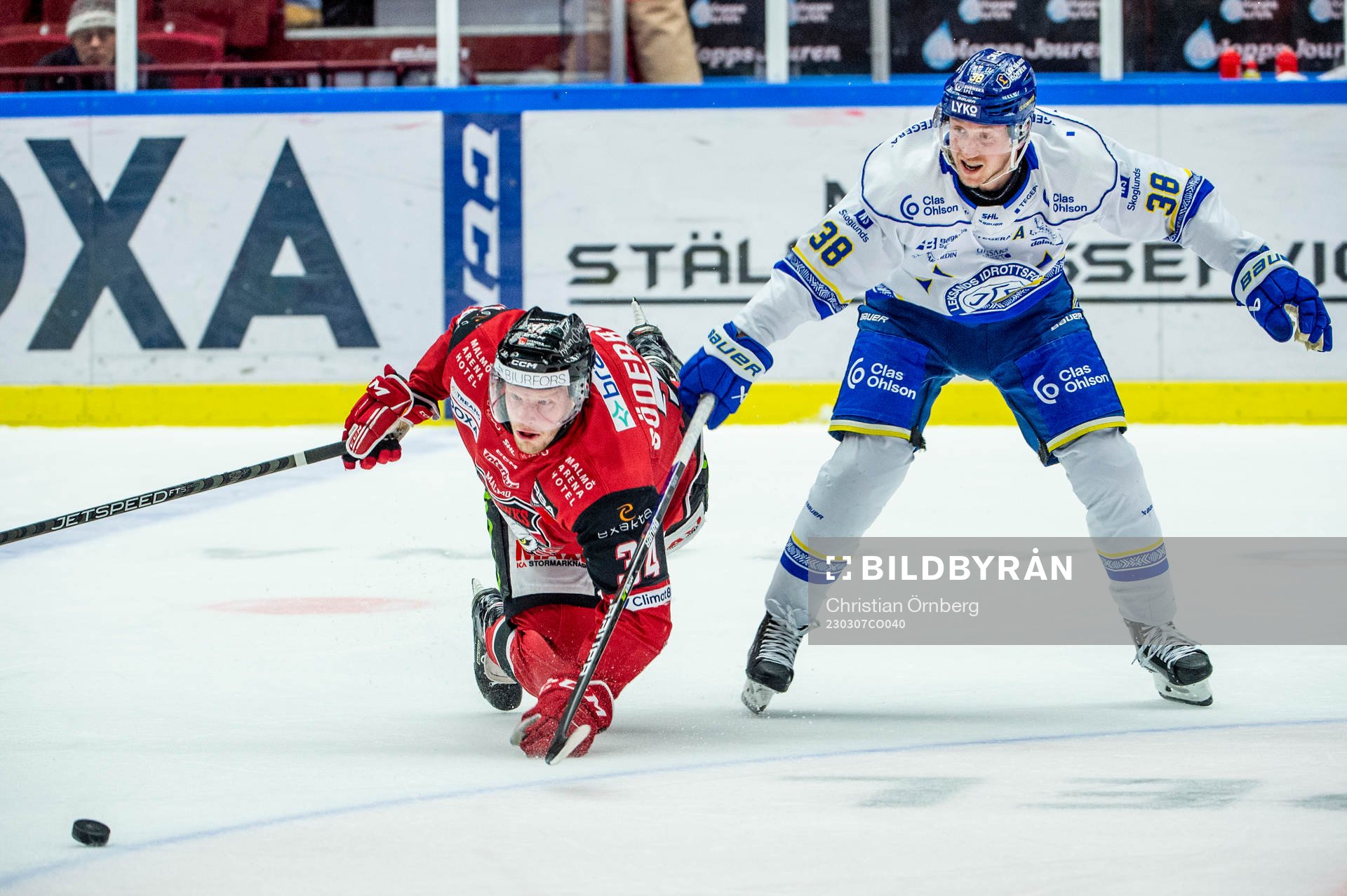 Malmö Redhawks Carl Söderberg mot Leksands Olle Alsing