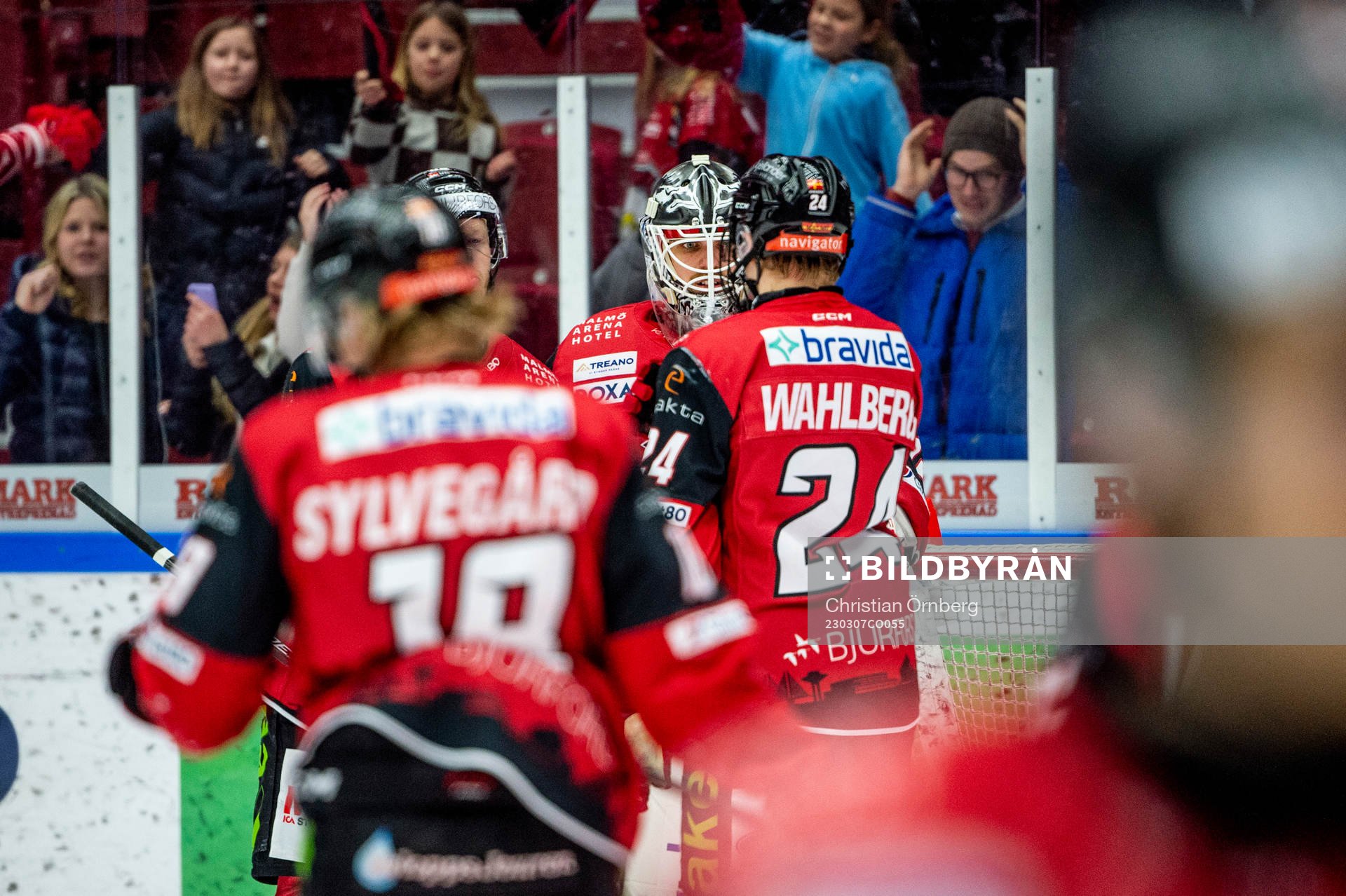 Malmö Redhawks målvakt Adam Werner jublar med