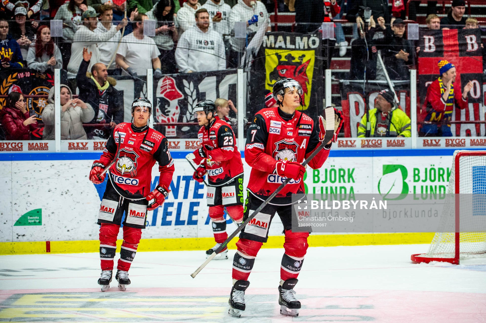 Malmö Redhawks Oliver Lauridsen jublar med lagkamraterna