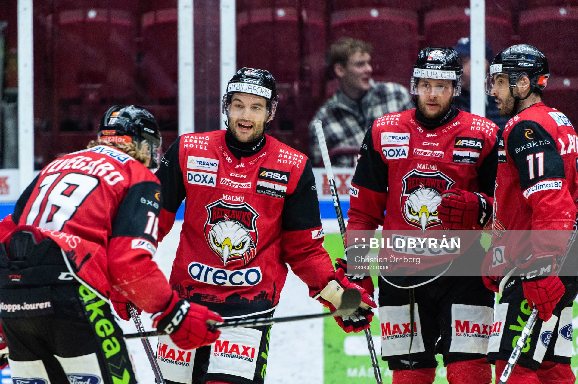 Malmö Redhawks Pathrik Westerholm jublar med lagkamrater
