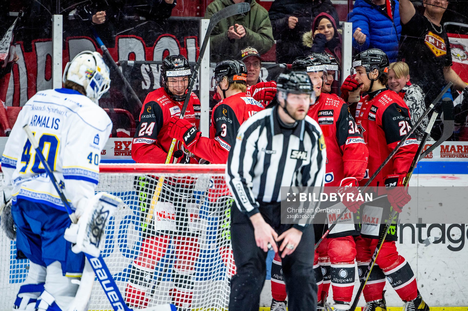 Malmö Redhawks Anton Wahlberg jublar med lagkamraterna