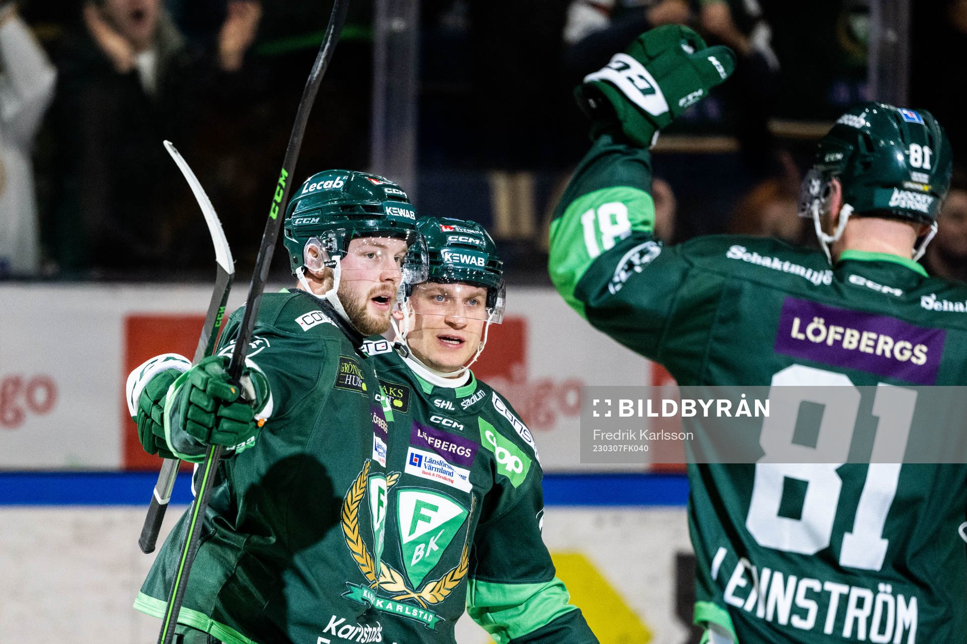 Färjestads Axel Bergkvist jublar med Marcus Nilsson och
