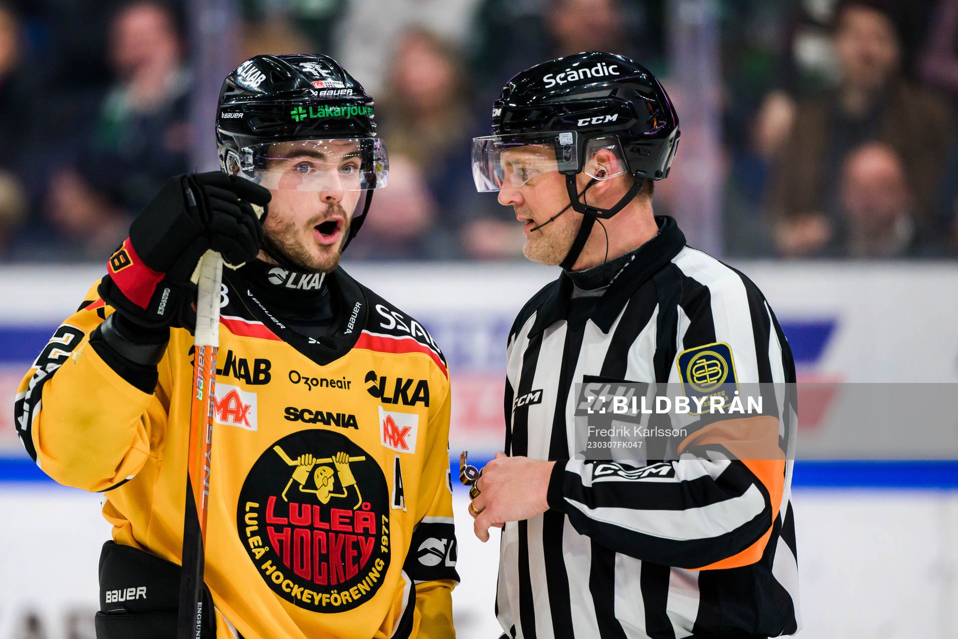 Luleås Oscar Engsund i samtal med Domare Mikael Nord