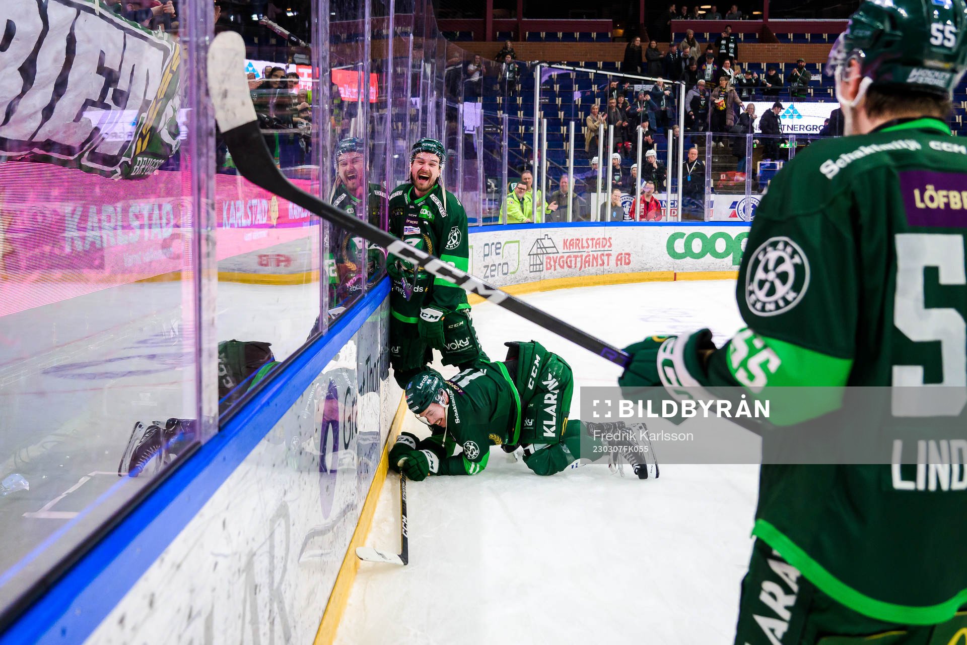 Färjestads Linus Johansson och Joakim Nygård jublar