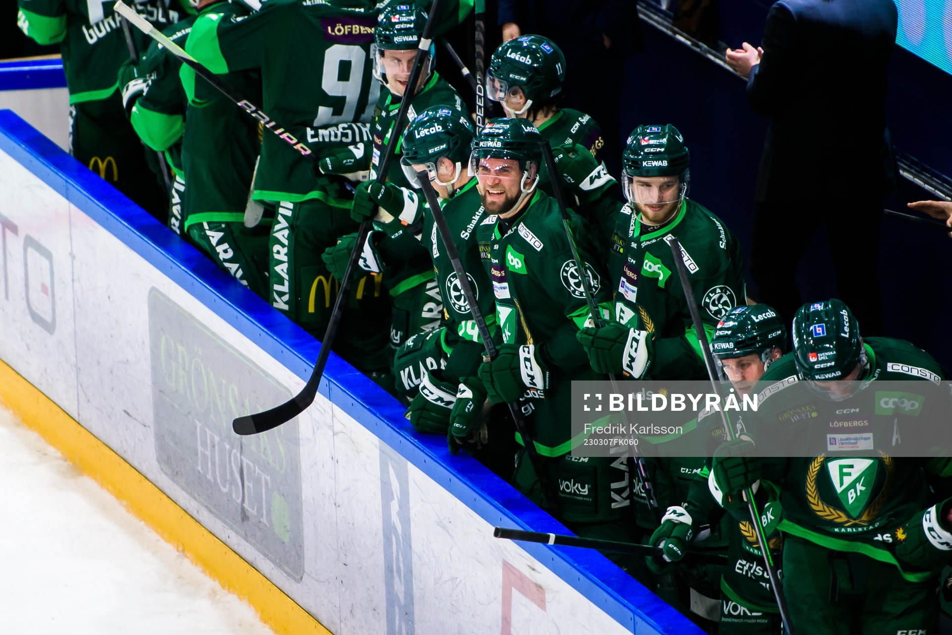 Färjestads Henrik Björklund jublar med lagkamrater