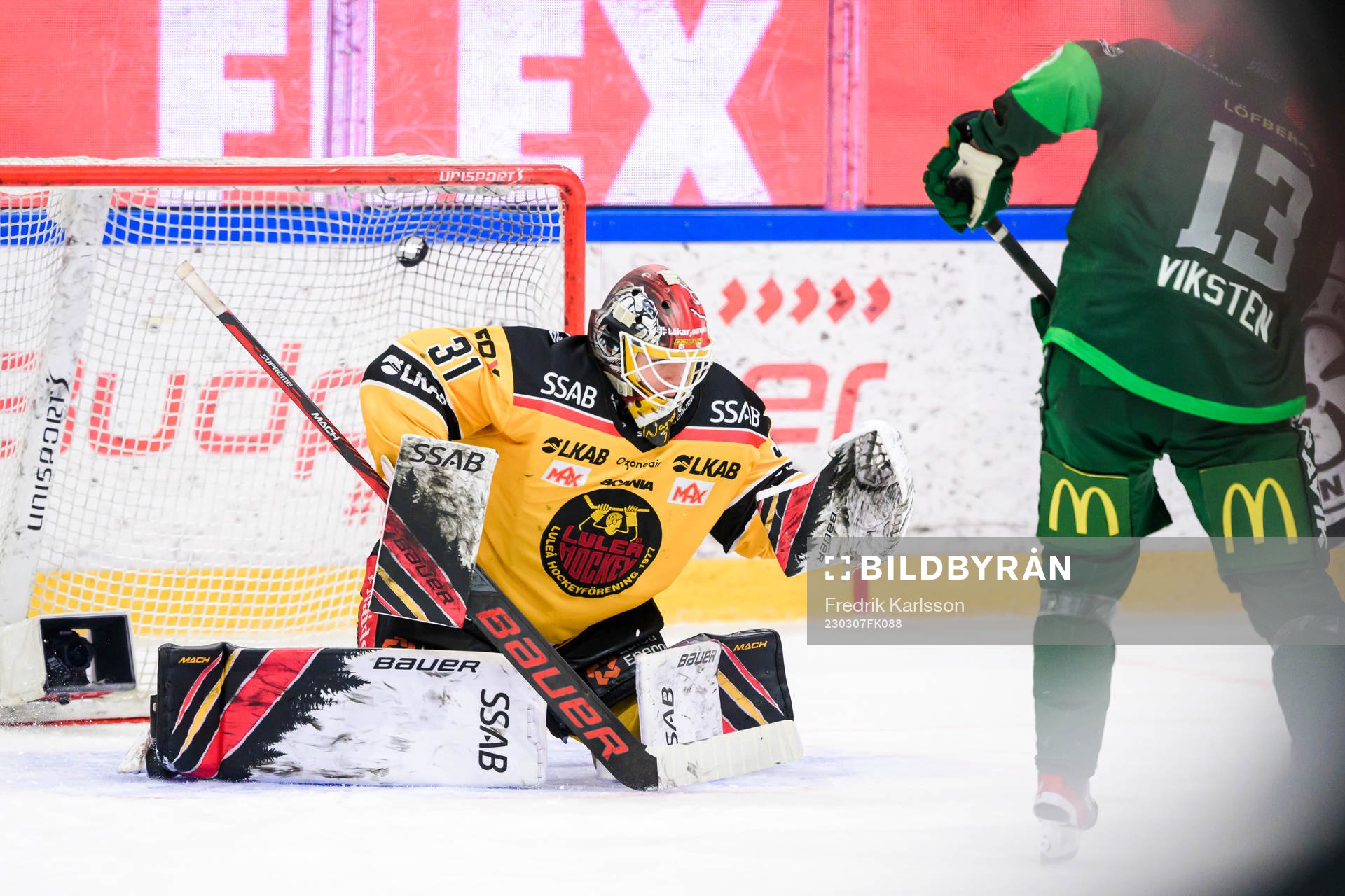Färjestads Daniel Viksten skjuter mål på Luleås
