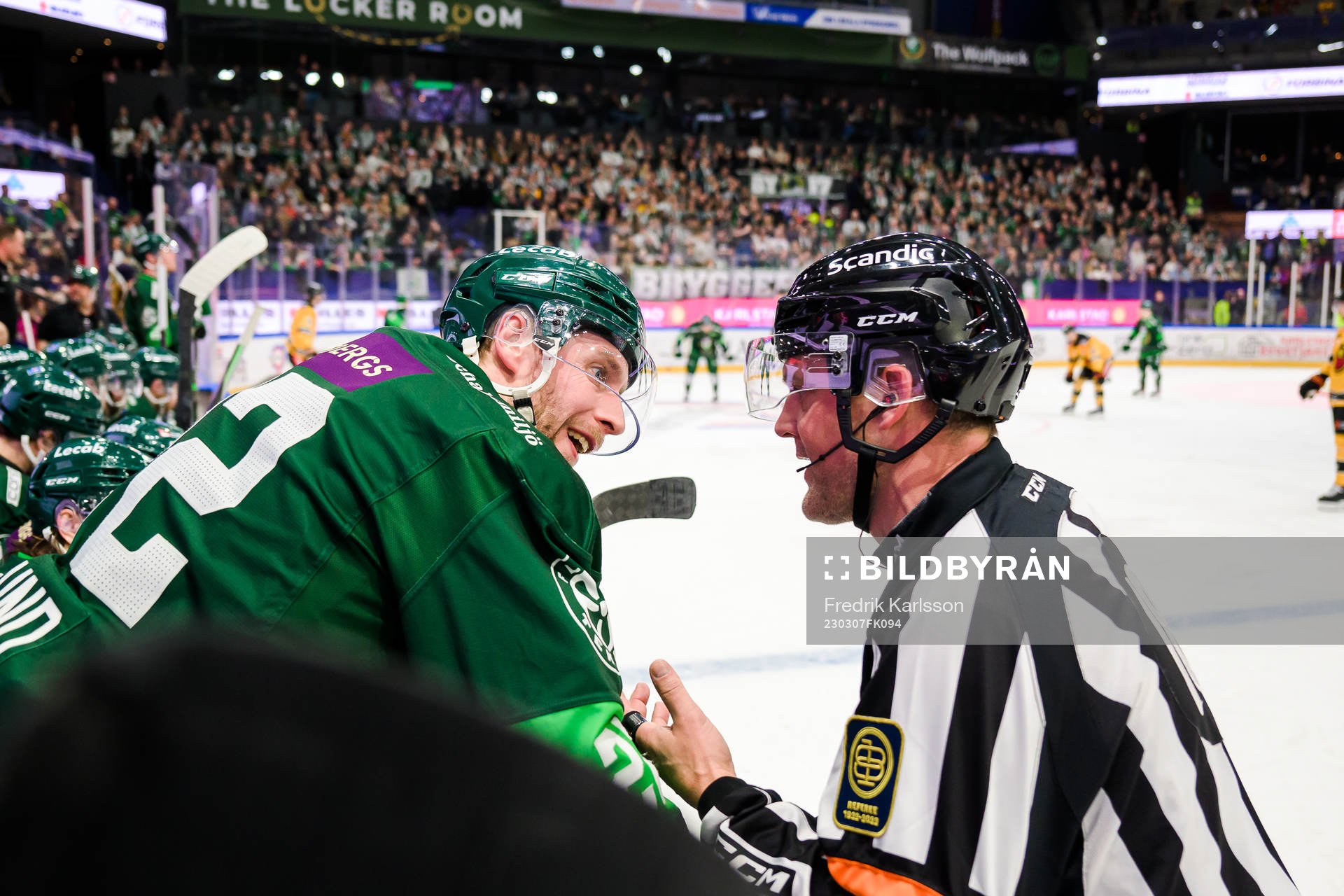 Färjestads Per Åslund i samtal med Domare Mikael Nord