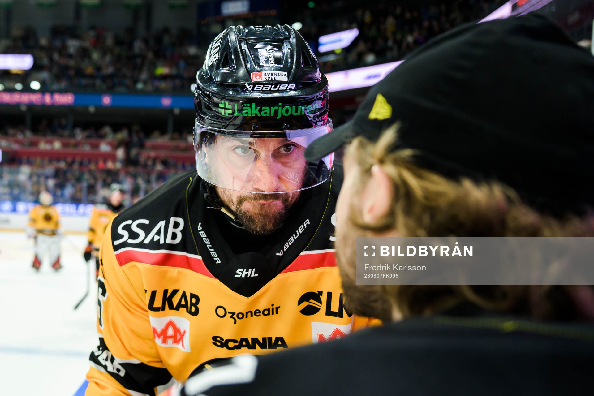 Luleås Niklas Olausson i samtal med målvakt Joel