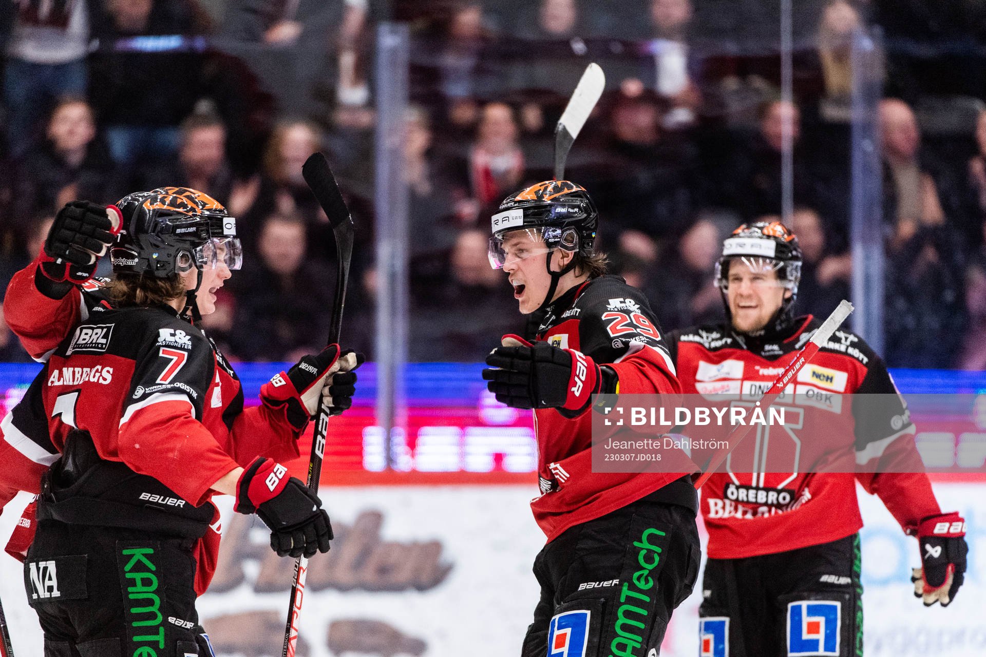 Örebros  Marcus Hardegård jublar med Milton Oscarson