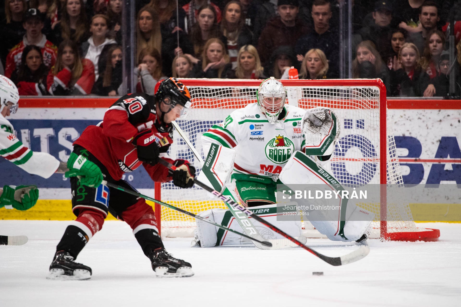 Örebros Elias Ekström och Rögles målvakt Calle Clang