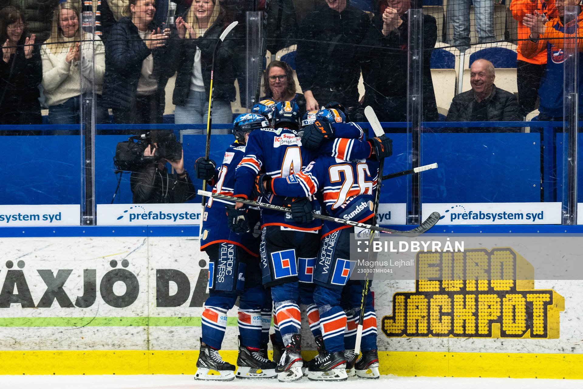 Växjös Glenn Gustafsson jublar med lagkamrater