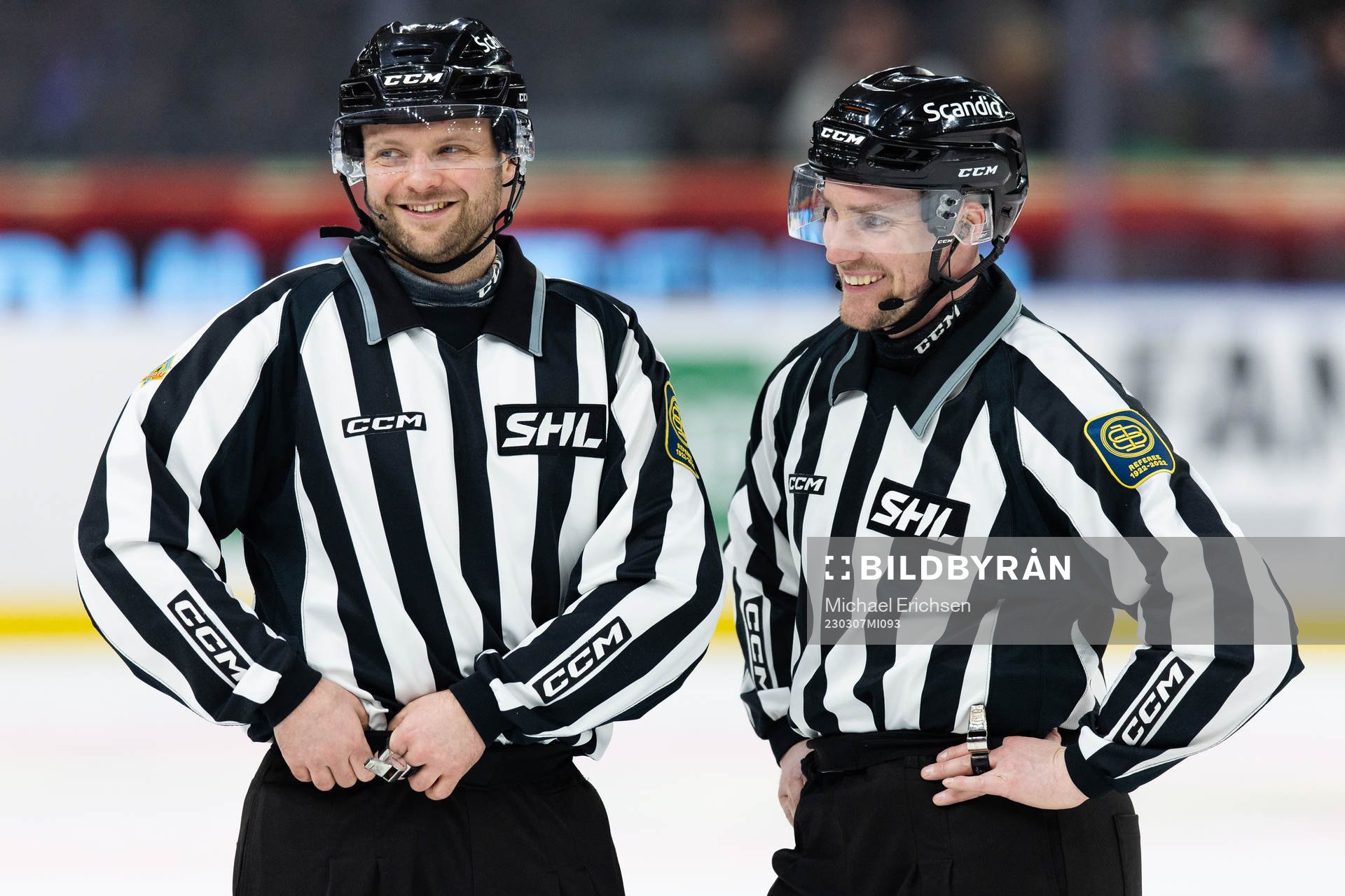 Linjedomare Mathias Naperotti och linjedomare Gustav Jonsson