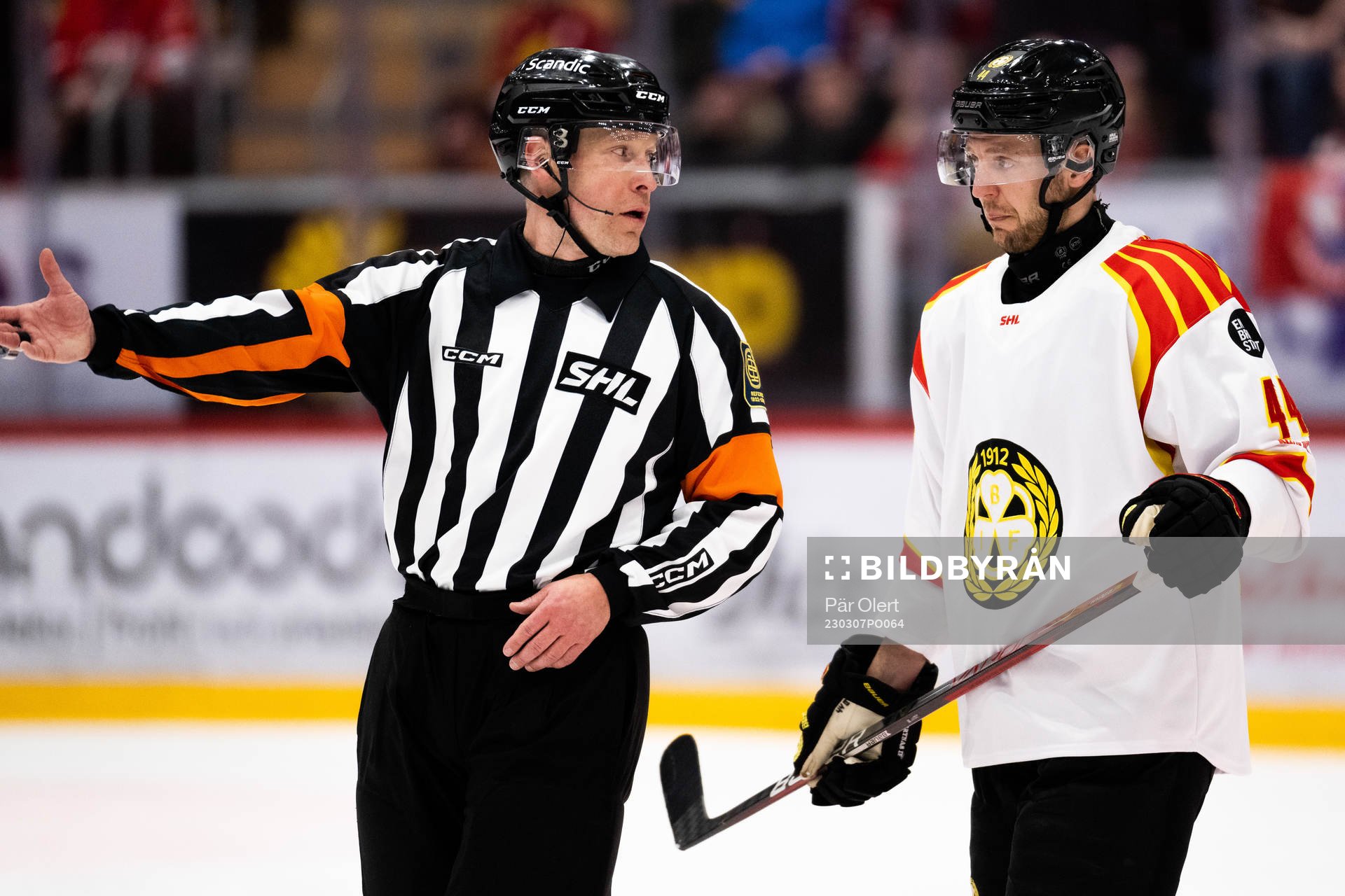 Brynäs Jacob Blomqvist diskuterar med domaren