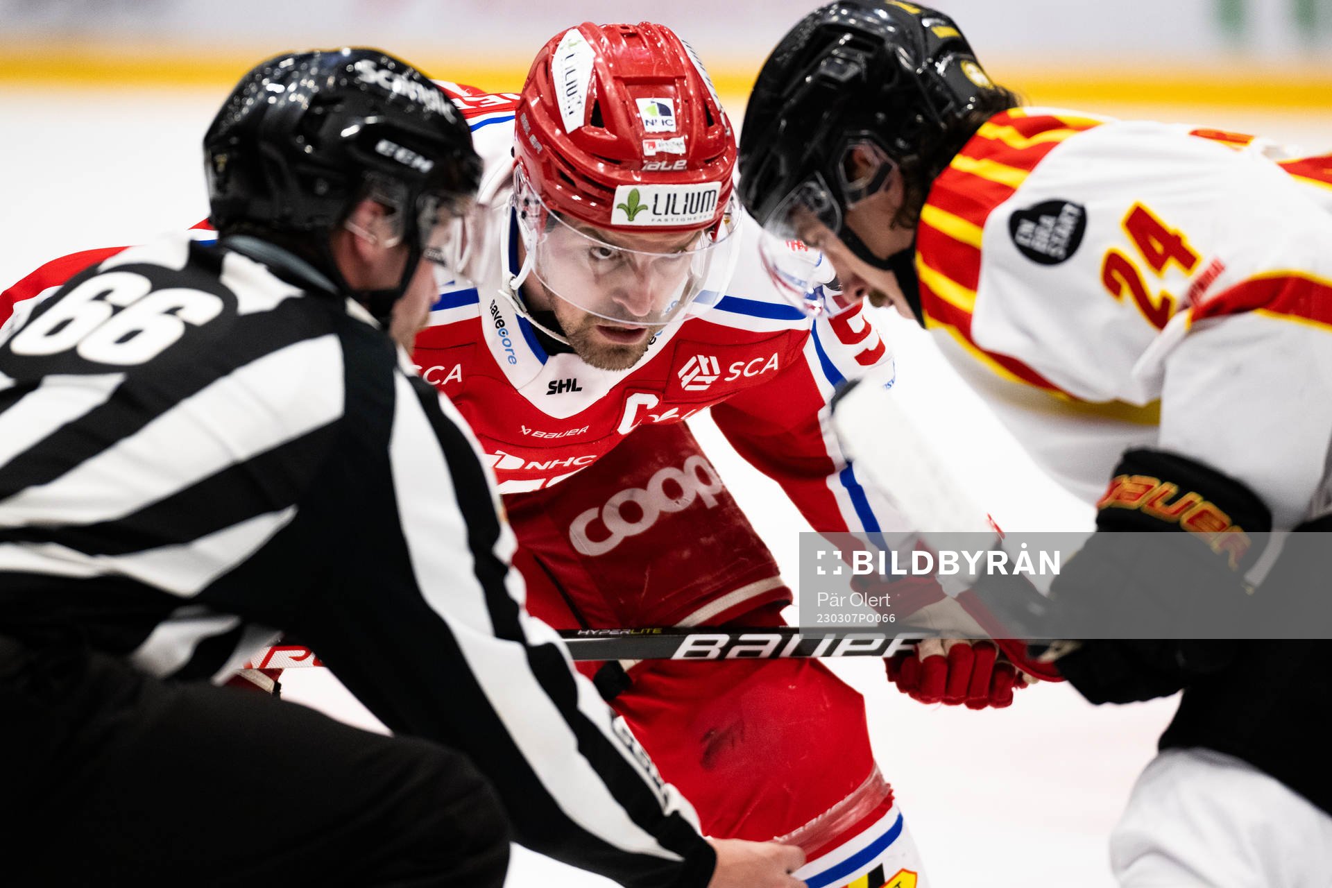 Timrås Anton Lander tekar mot Brynäs Hannes Björninen