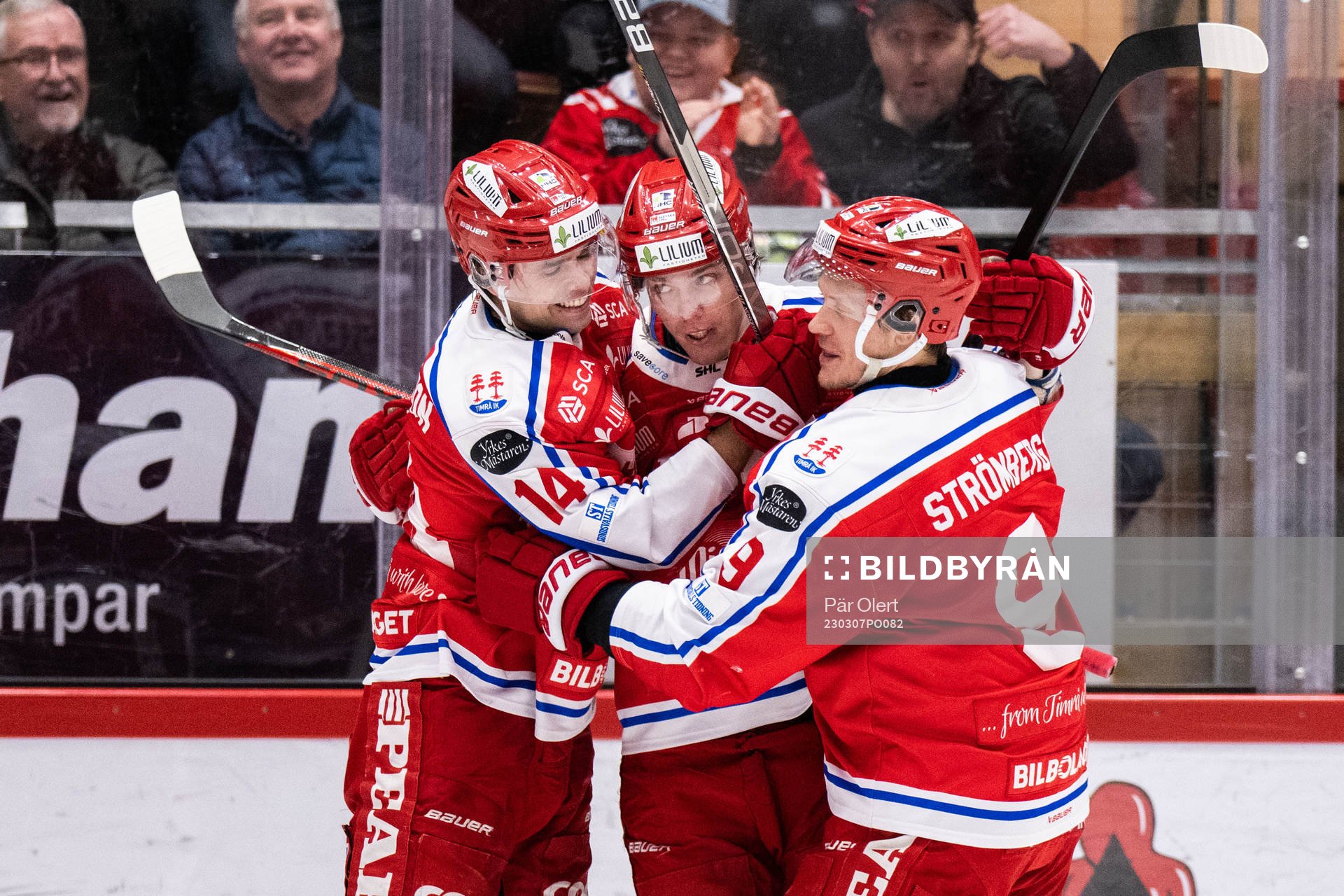 Timrås Jakob Stenqvist jublar med lagkamrater