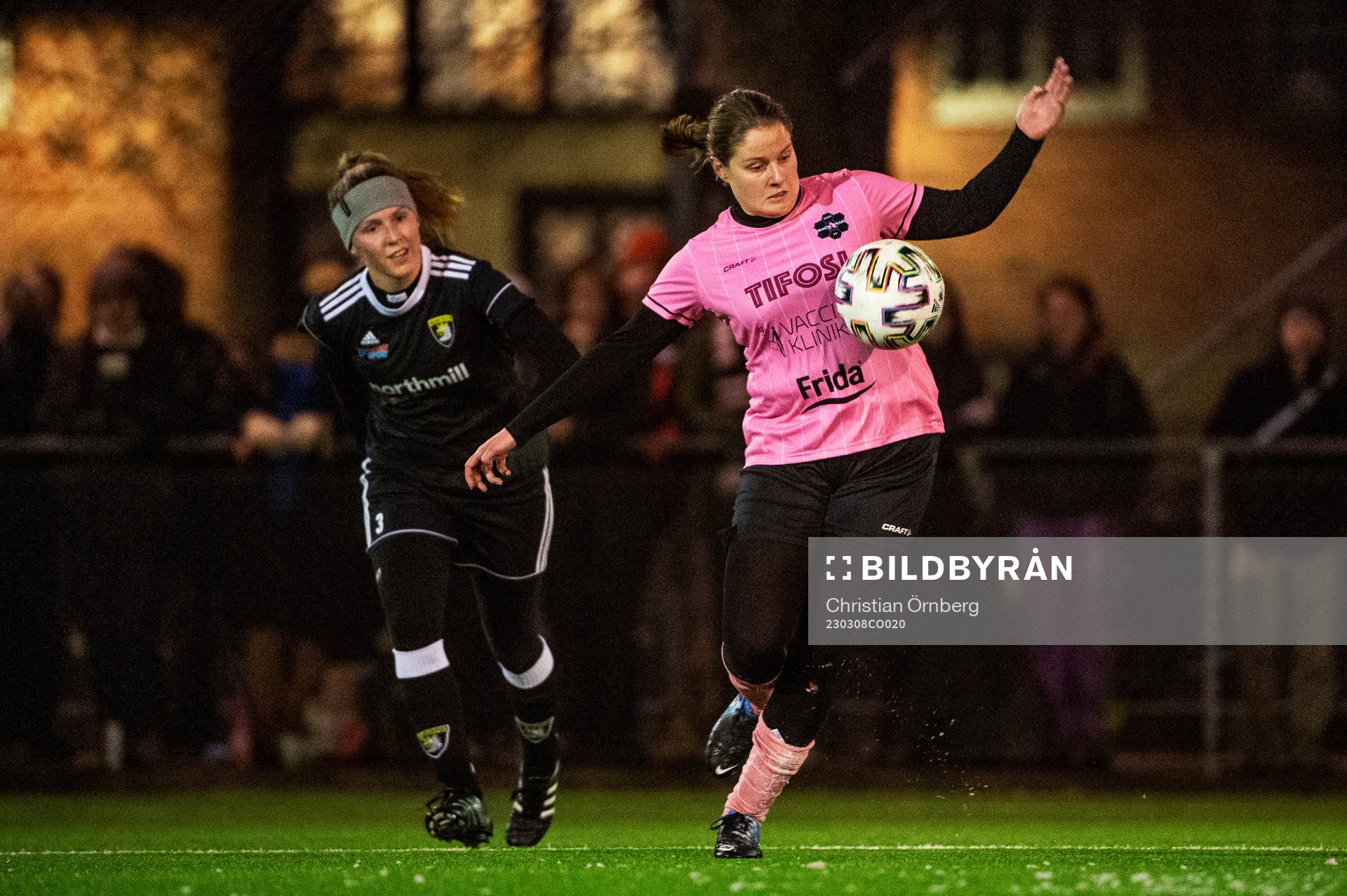 Las Presidentas och Backarna FFs spelare under en vänskapsmatch mellan Backarna och Las Presidentas den 8 mars 2023 i Malmö.
