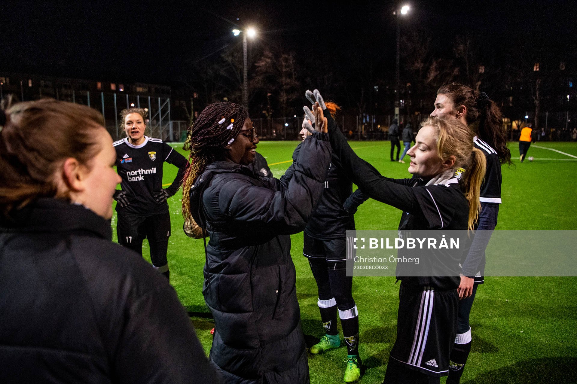 Las Presidentas spelare jublar under en vänskapsmatch mellan Backarna och Las Presidentas den 8 mars 2023 i Malmö. 