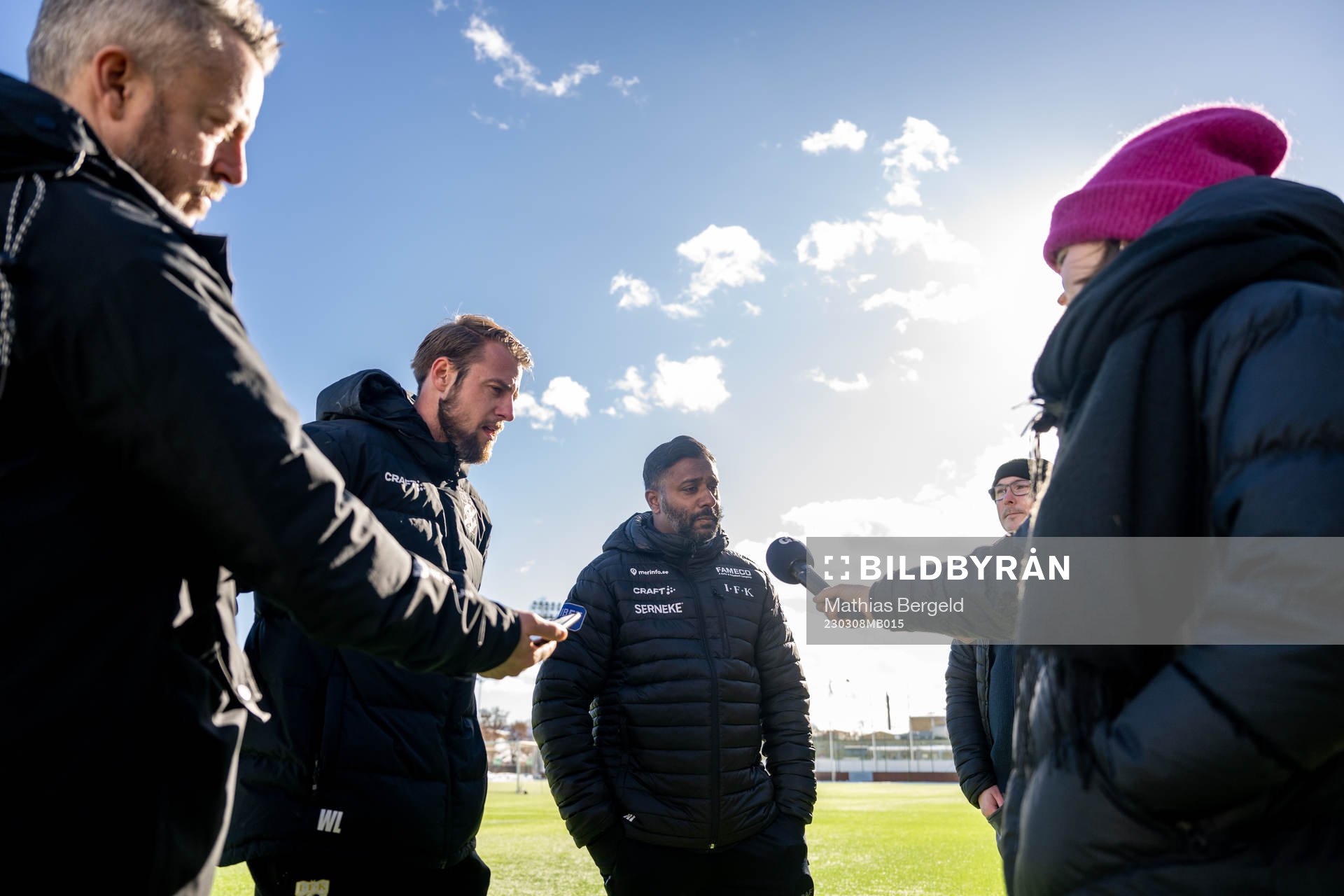 Tillfälliga huvudtränarna William Lundin och Alexander Tengryd pratar med media efter en träning med IFK Göteborg den 8 mars 2023 i Göteborg.