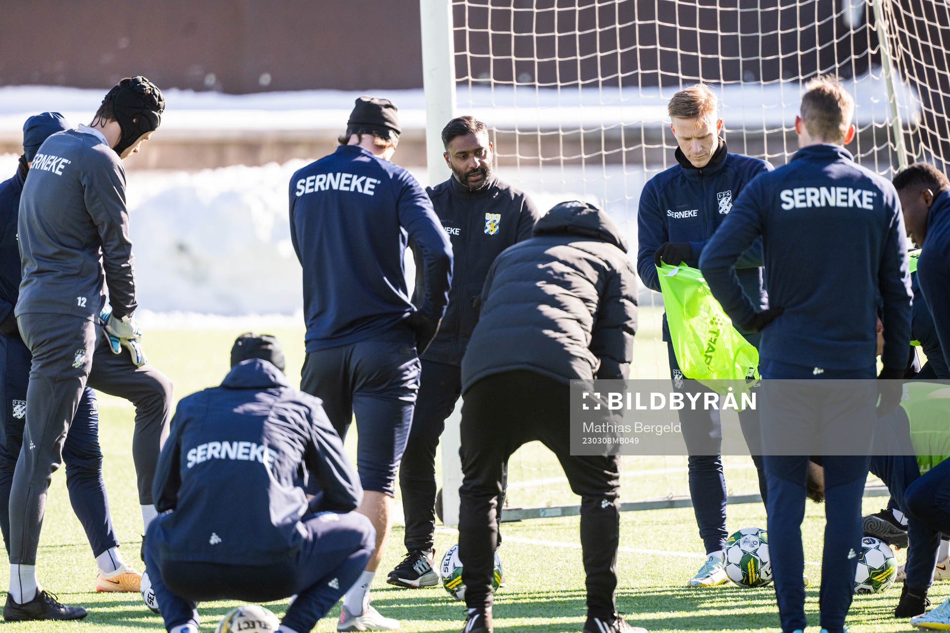 Tillfälliga huvudtränaren Alexander Tengryd med spelarna