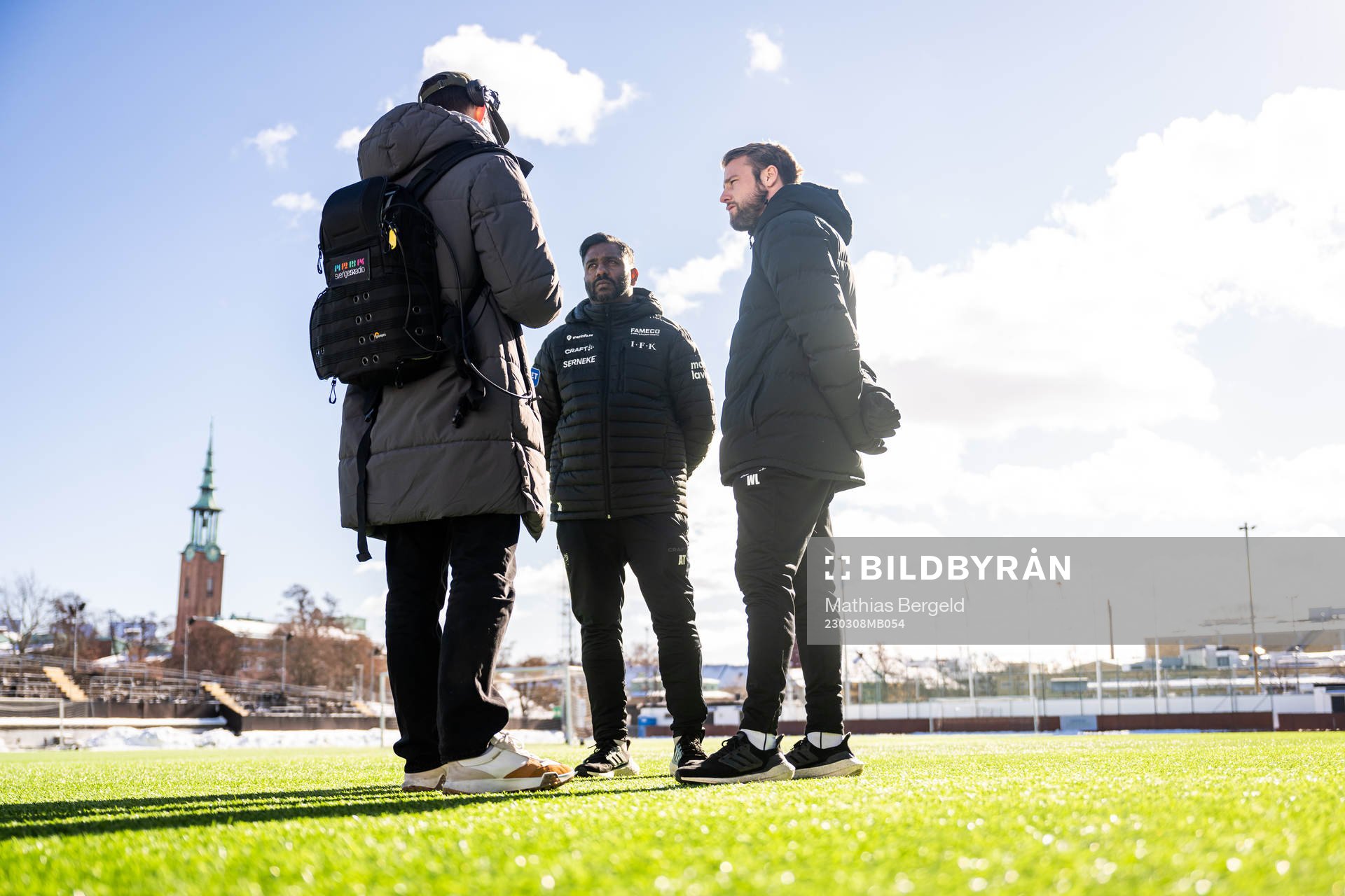 Tillfälliga huvudtränarna Alexander Tengryd och William Lundin intervjuas efter en träning med IFK Göteborg den 8 mars 2023 i Göteborg. 
