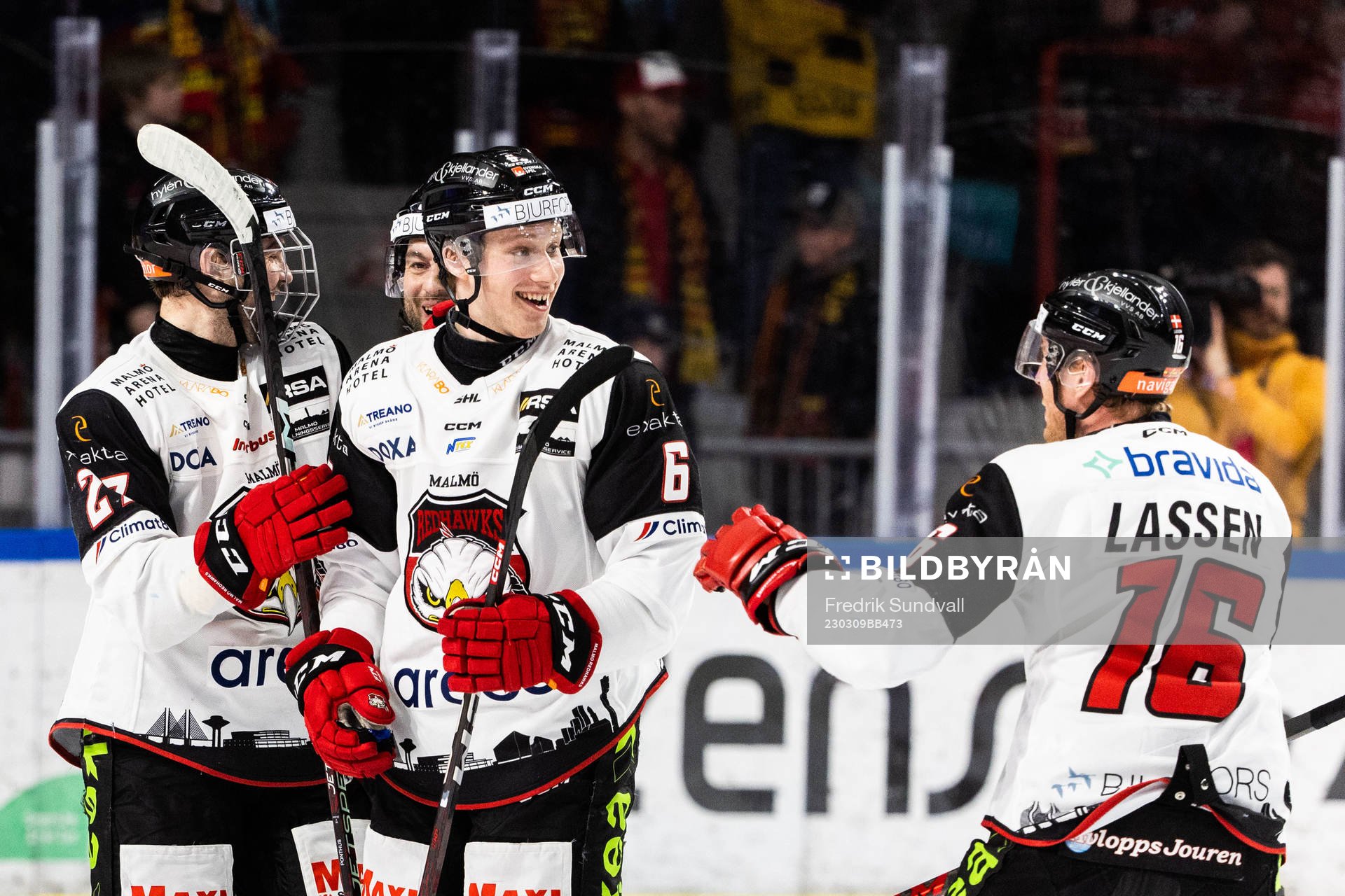 Malmö Redhawks Theodor Johnsson jublar med Ponthus