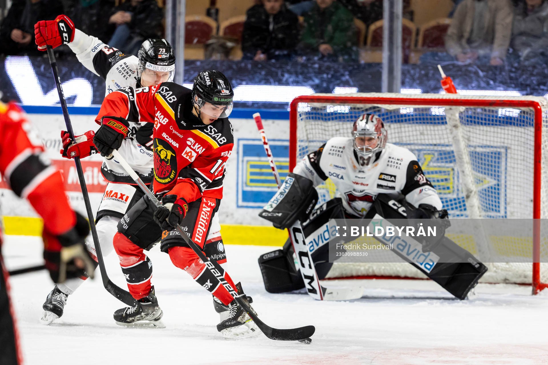 Luleås Axl Johansson och Malmö Redhawks målvakt Brandon