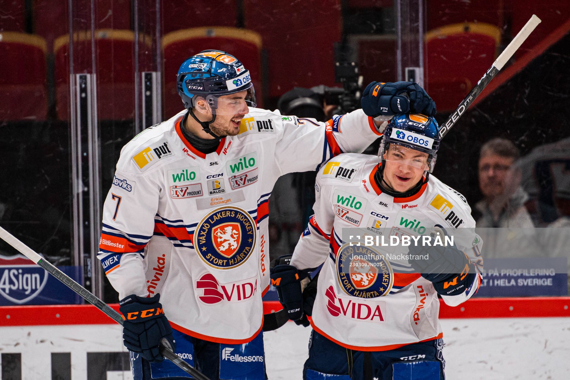 Växjös Victor Stjernborg jublar med Hardy Häman Aktell