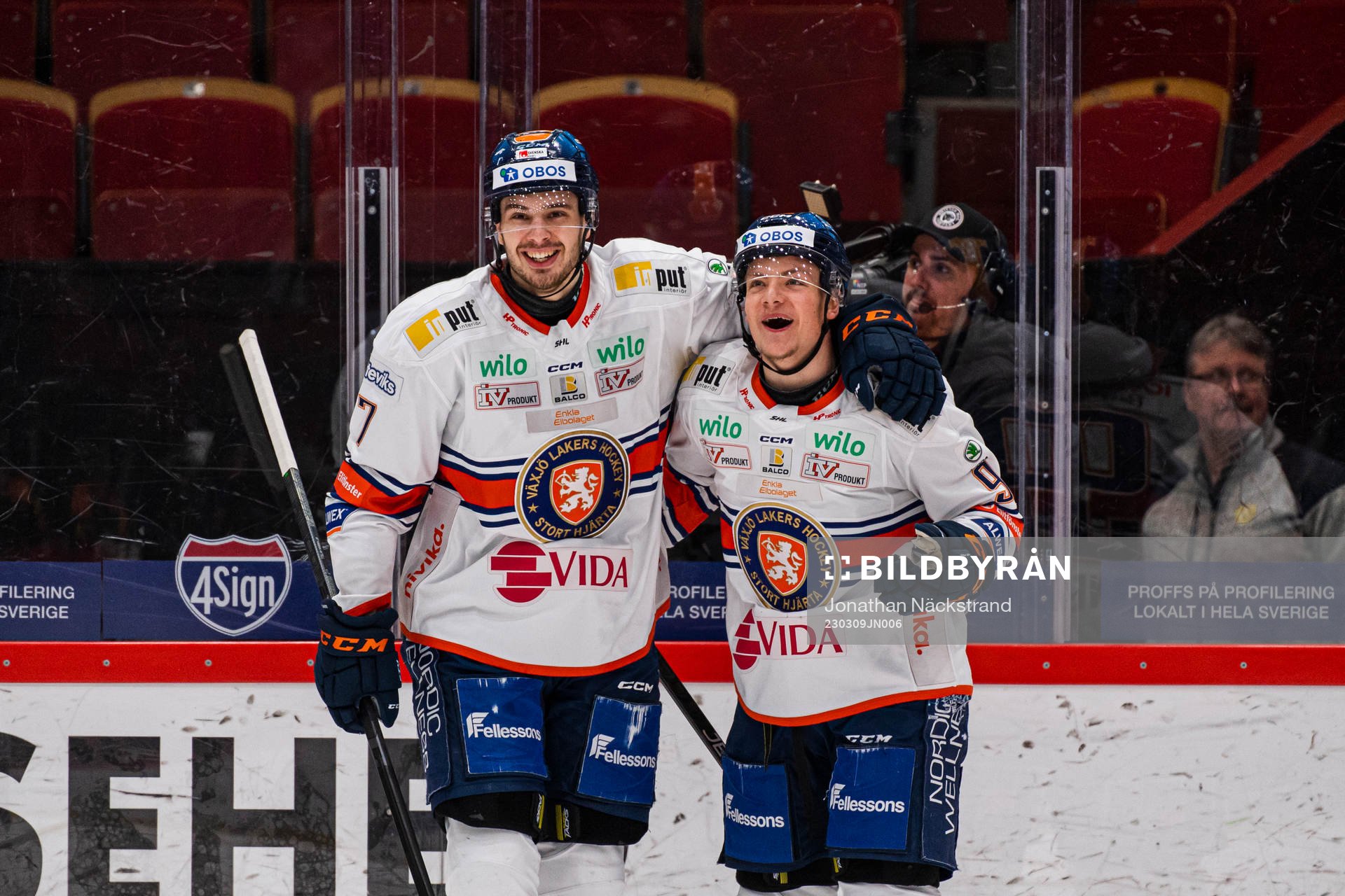 Växjös Victor Stjernborg jublar med Hardy Häman Aktell