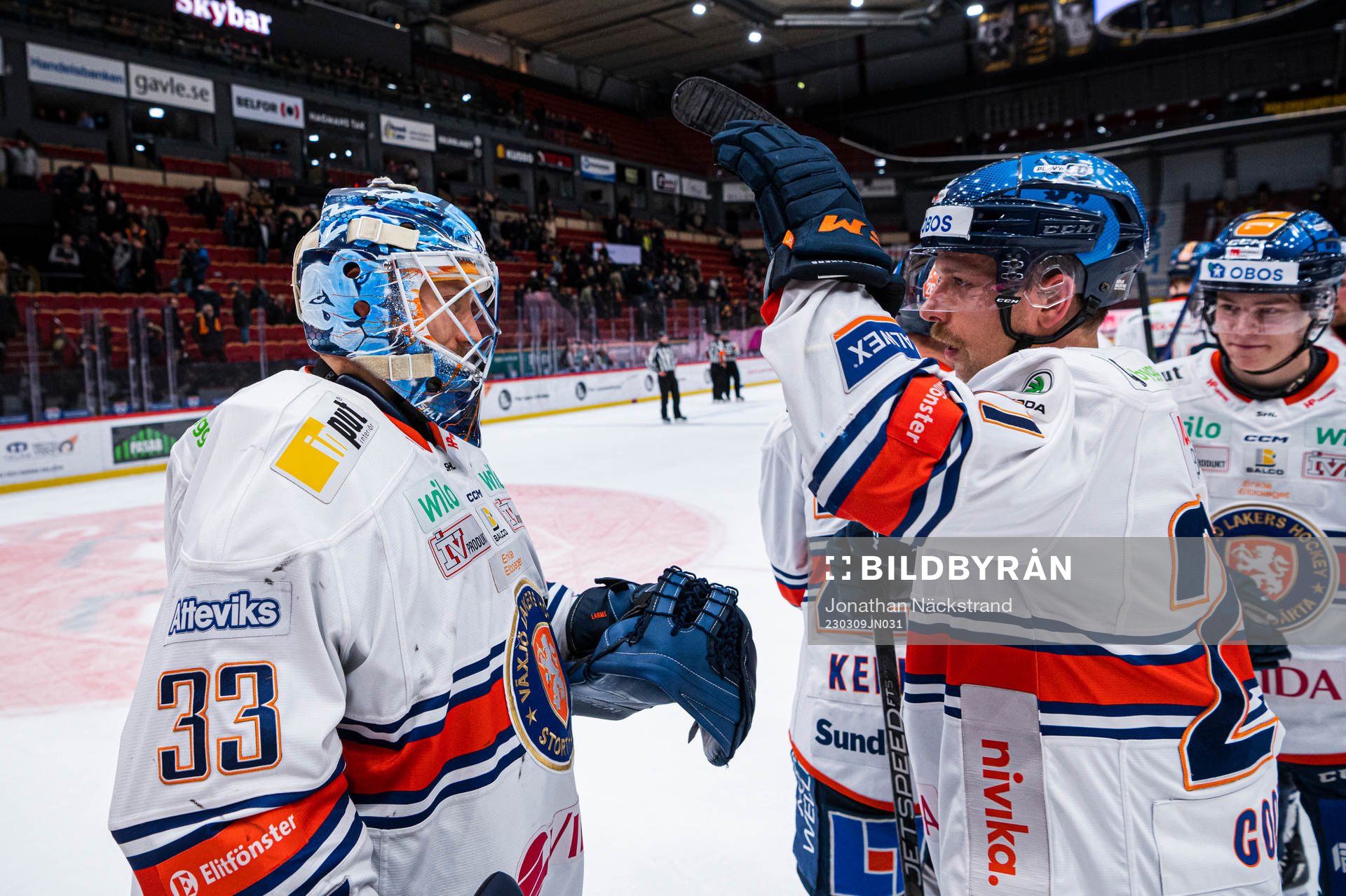 Växjös målvakt Emil Larmi och Brian Cooper jublar