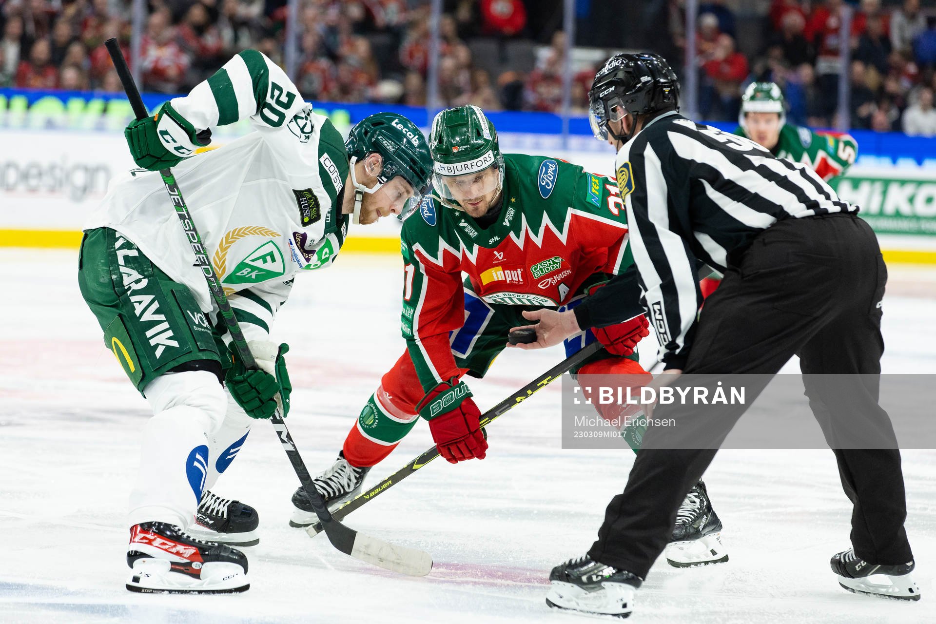 Färjestads Marcus Westfält tekar mot Frölundas Nicklas