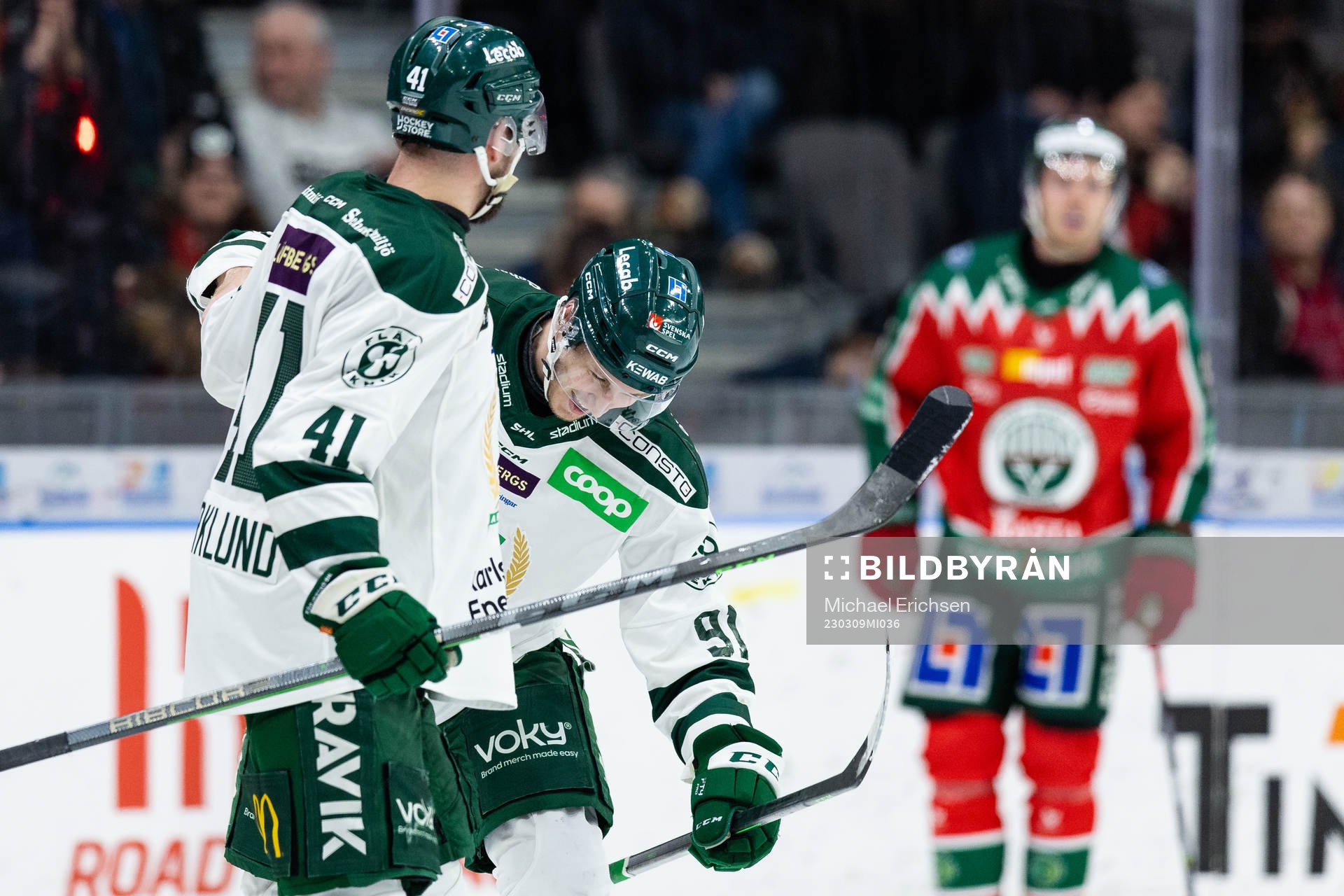 Färjestads Eric Engstrand jublar
