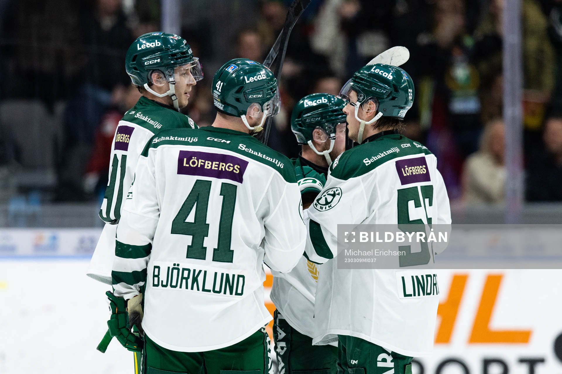 Färjestads Eric Engstrand jublar med lagkamrater