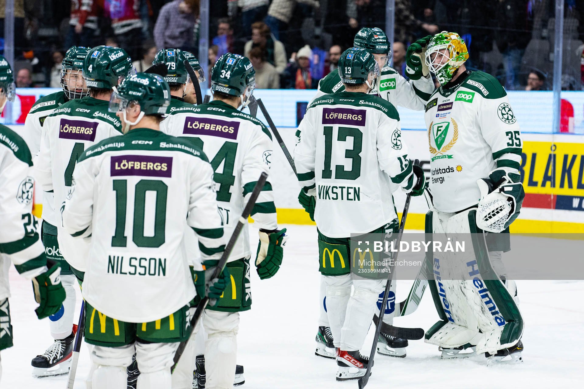 Färjestads målvakt Dennis Hildeby jublar med lagkamrater