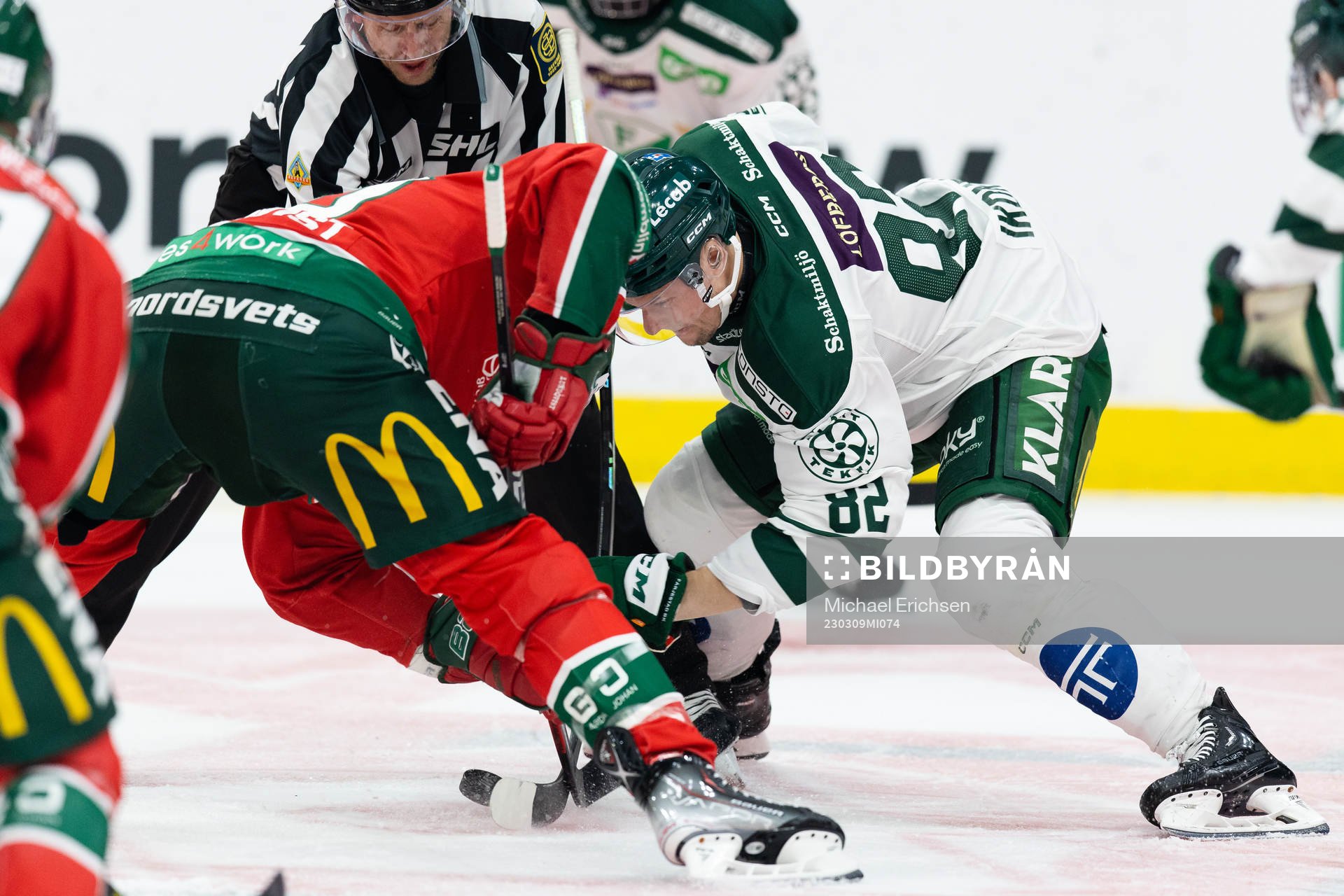 Frölundas Joel Lundqvist tekar mot Färjestads Jasse Ikonen