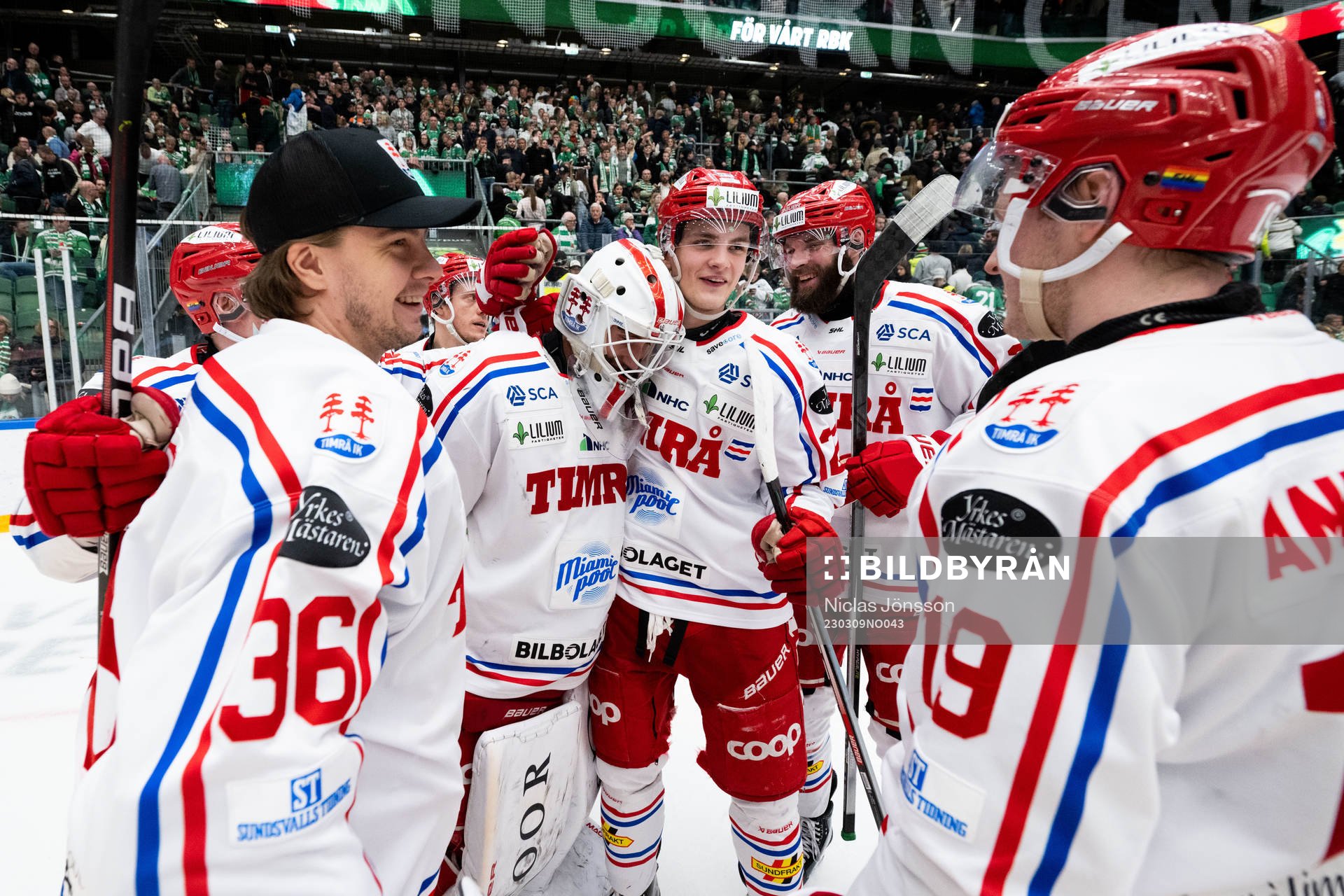 Timrås målvakt Jacob Johansson jublar med Dennis Värmhed