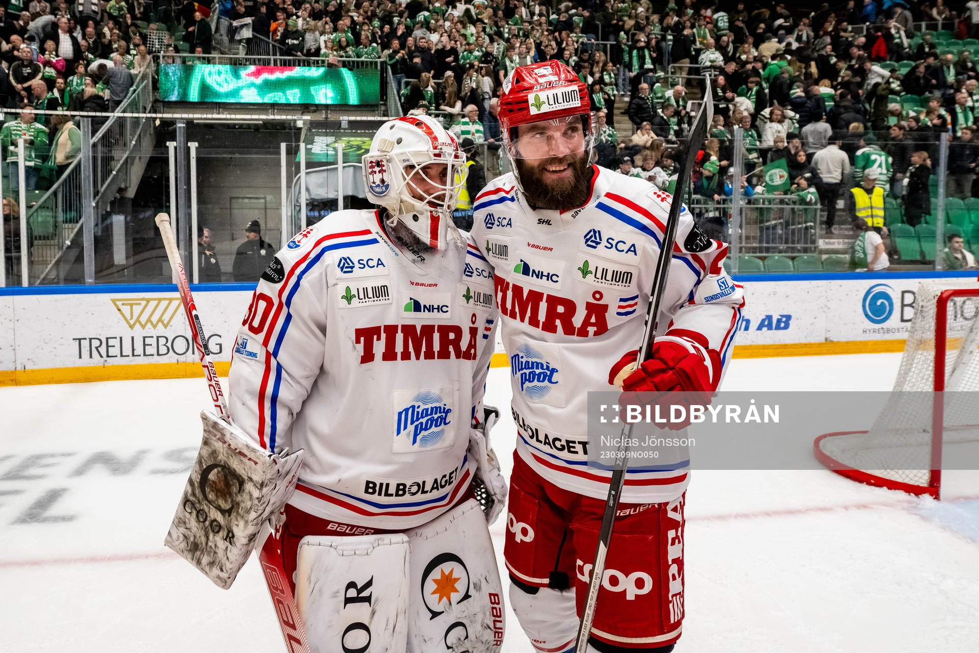 Timrås målvakt Jacob Johansson och Per Svensson  jublar