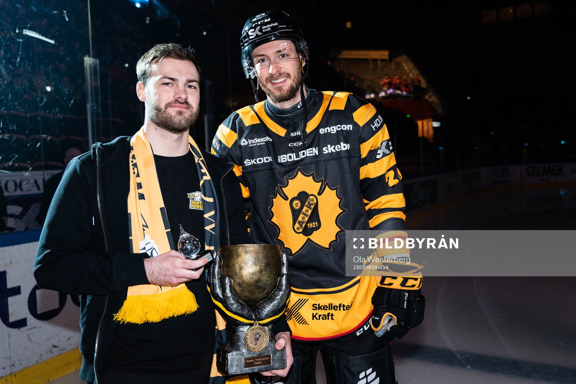 Skellefteås Tom Kühnhackl tar emot ”Pontus Petterström
