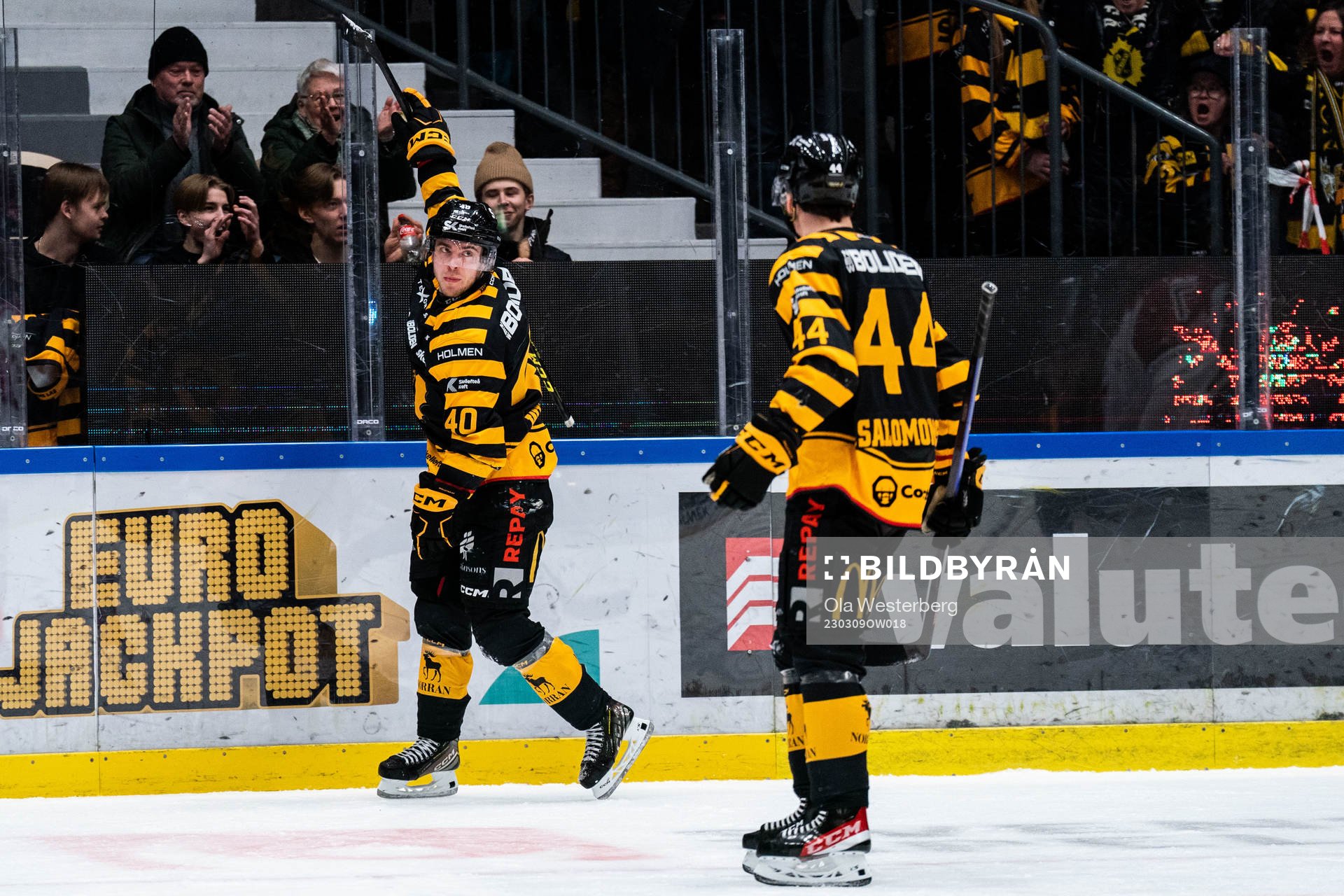 Skellefteås Andreas Wingerli och Elias Salomonsson jublar