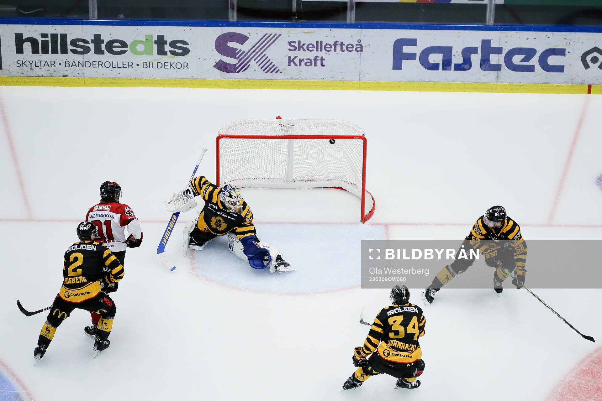 Örebros Leo Carlsson och Skellefteås målvakt Frans