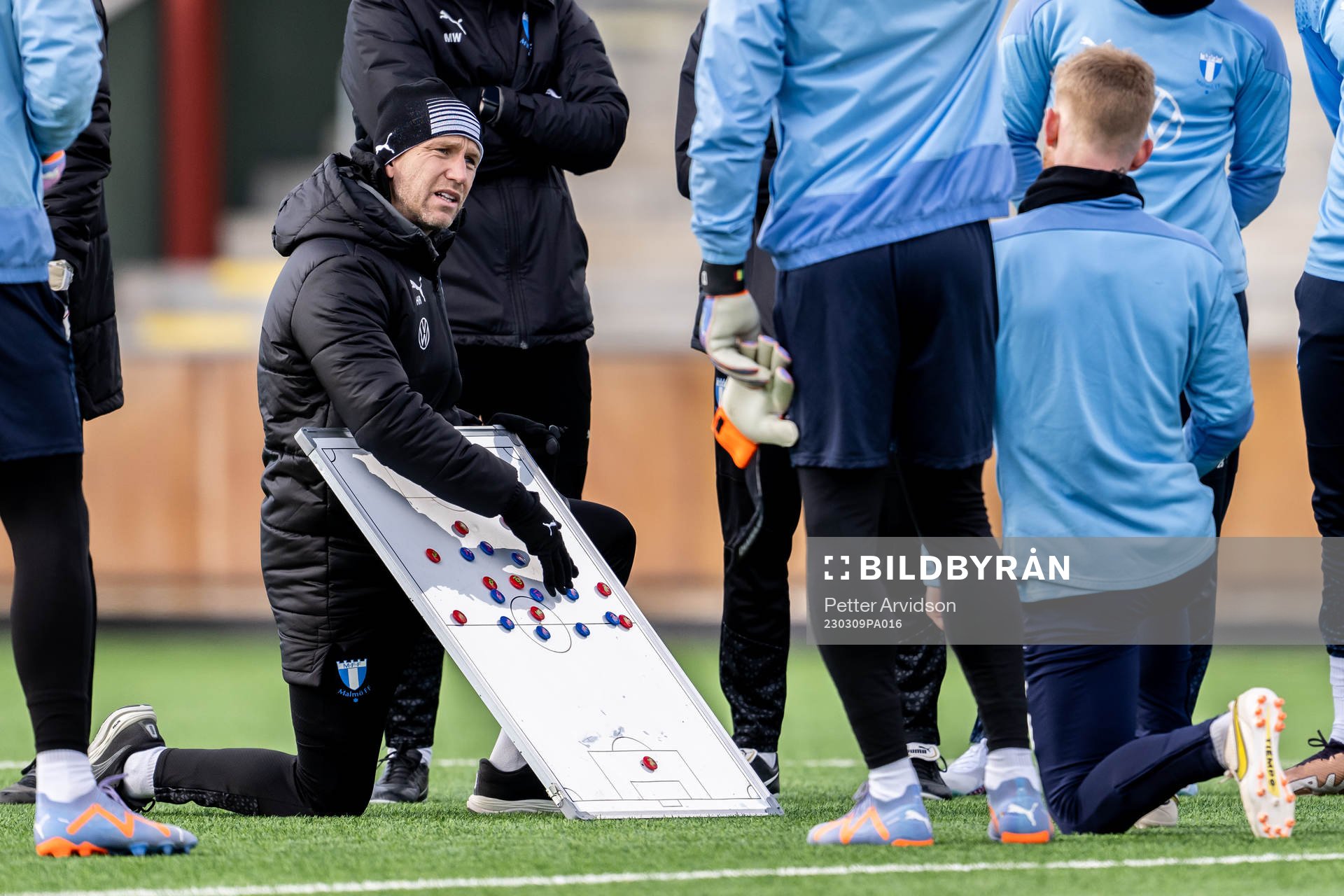 Tränare Henrik Rydström har genomgång under en träning med Malmö FF den 9 mars 2023 i Malmö. 
